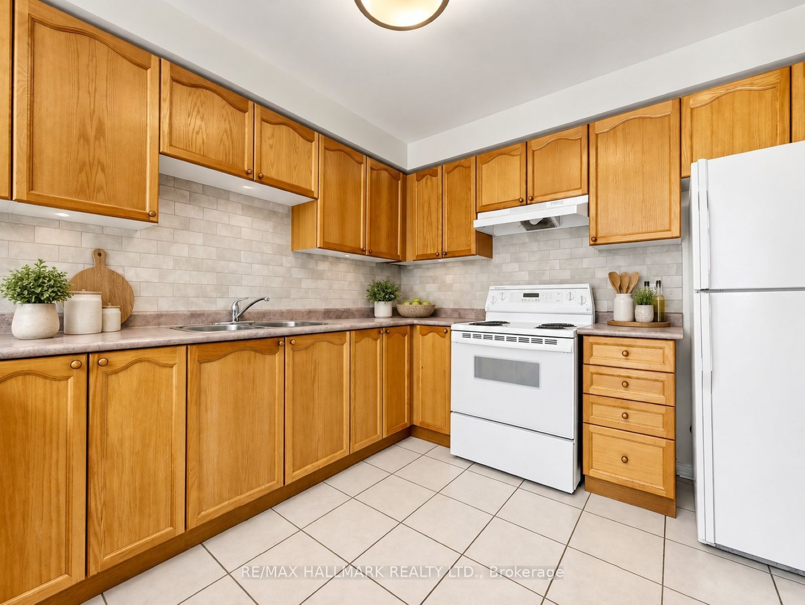 416 Heddle Crescent Property Photo 19
