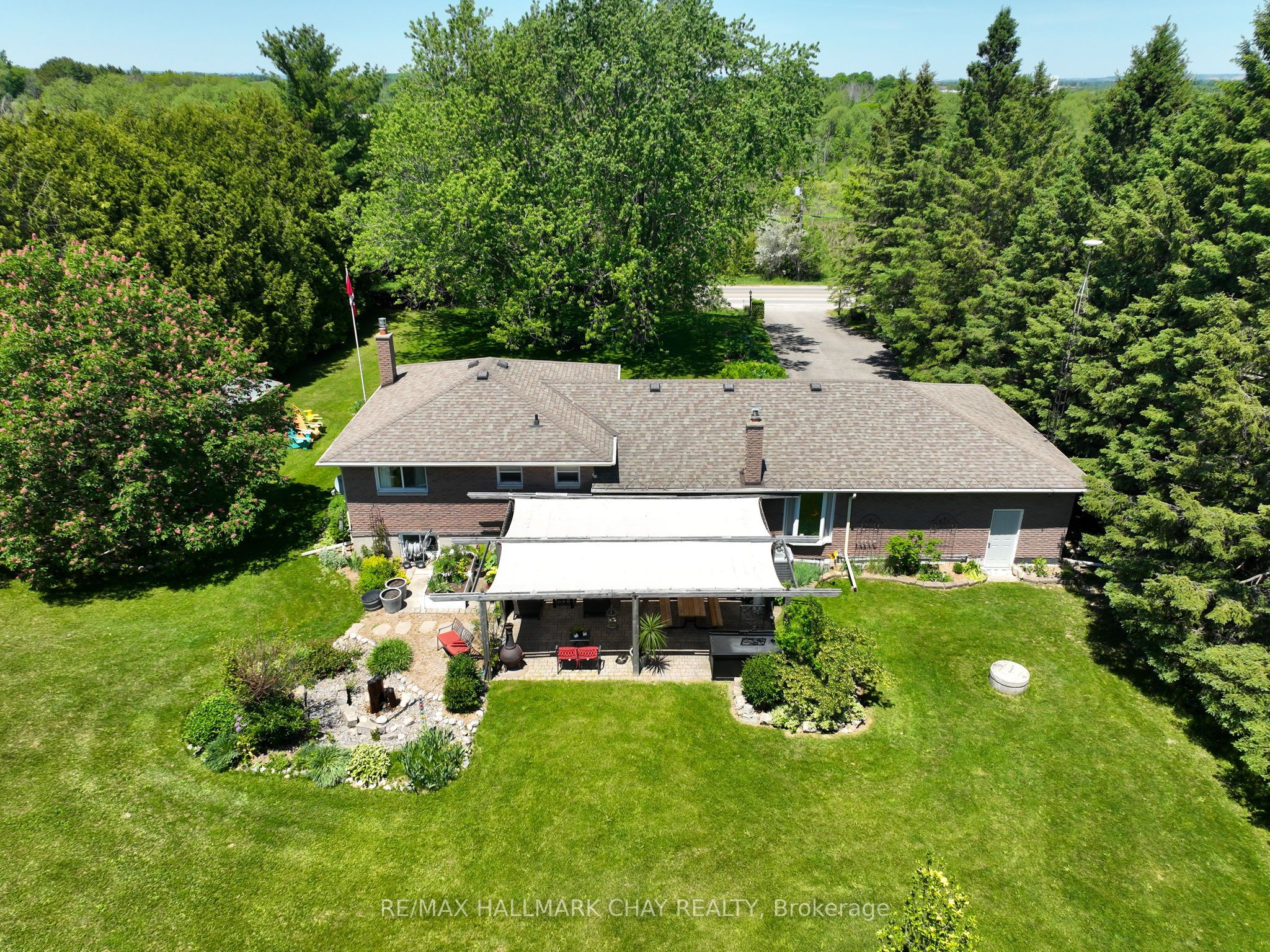 6815 4th Line Property Photo 2