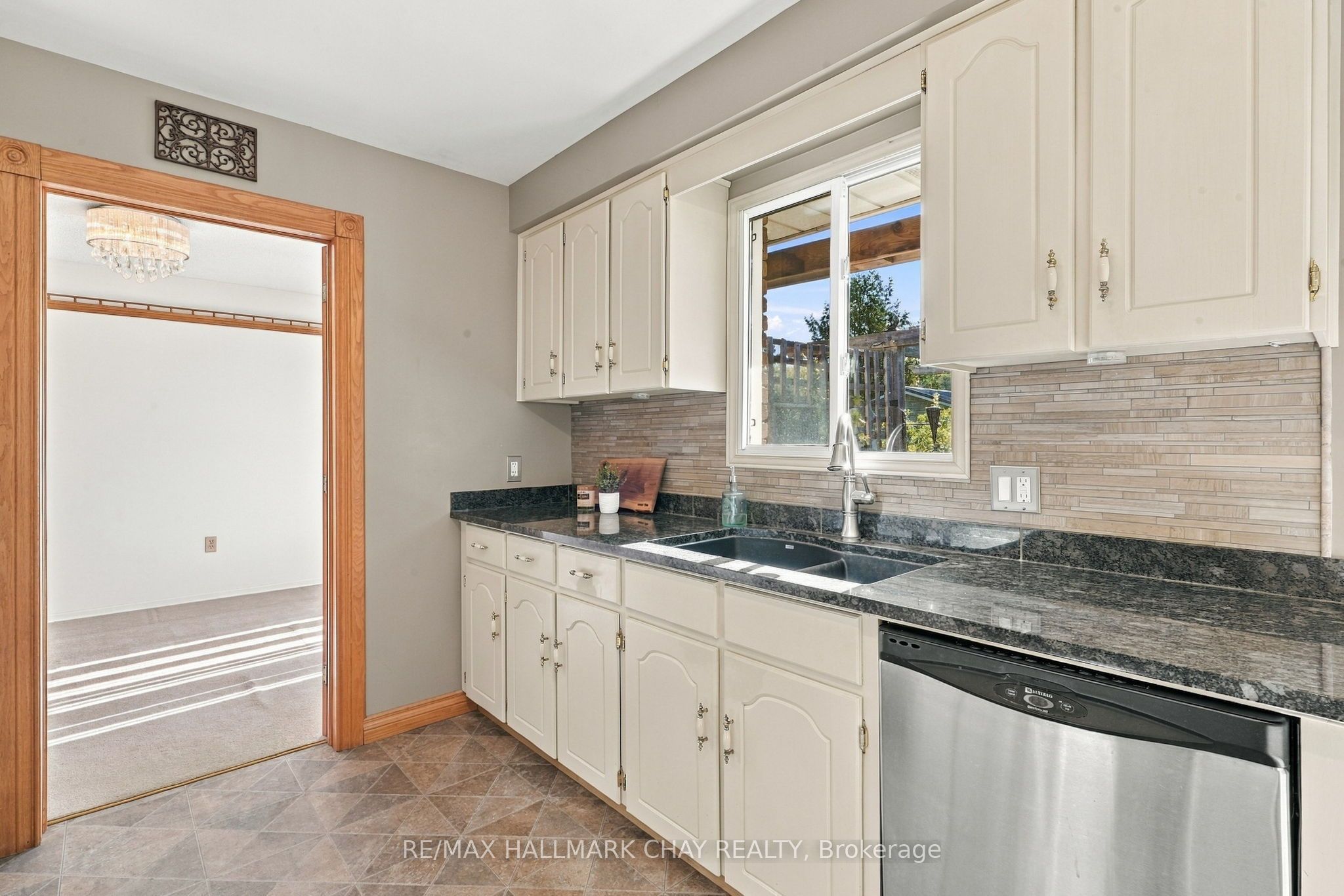 6815 4th Line Property Photo 9
