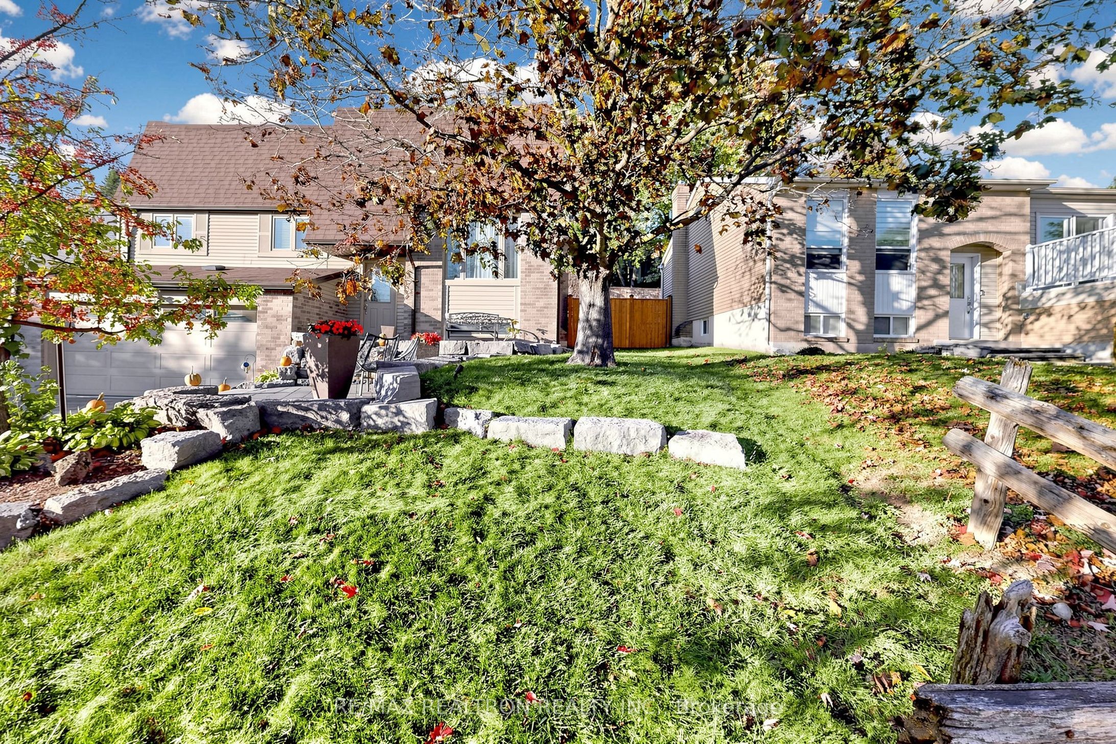 75 Holland River Boulevard Property Photo 1