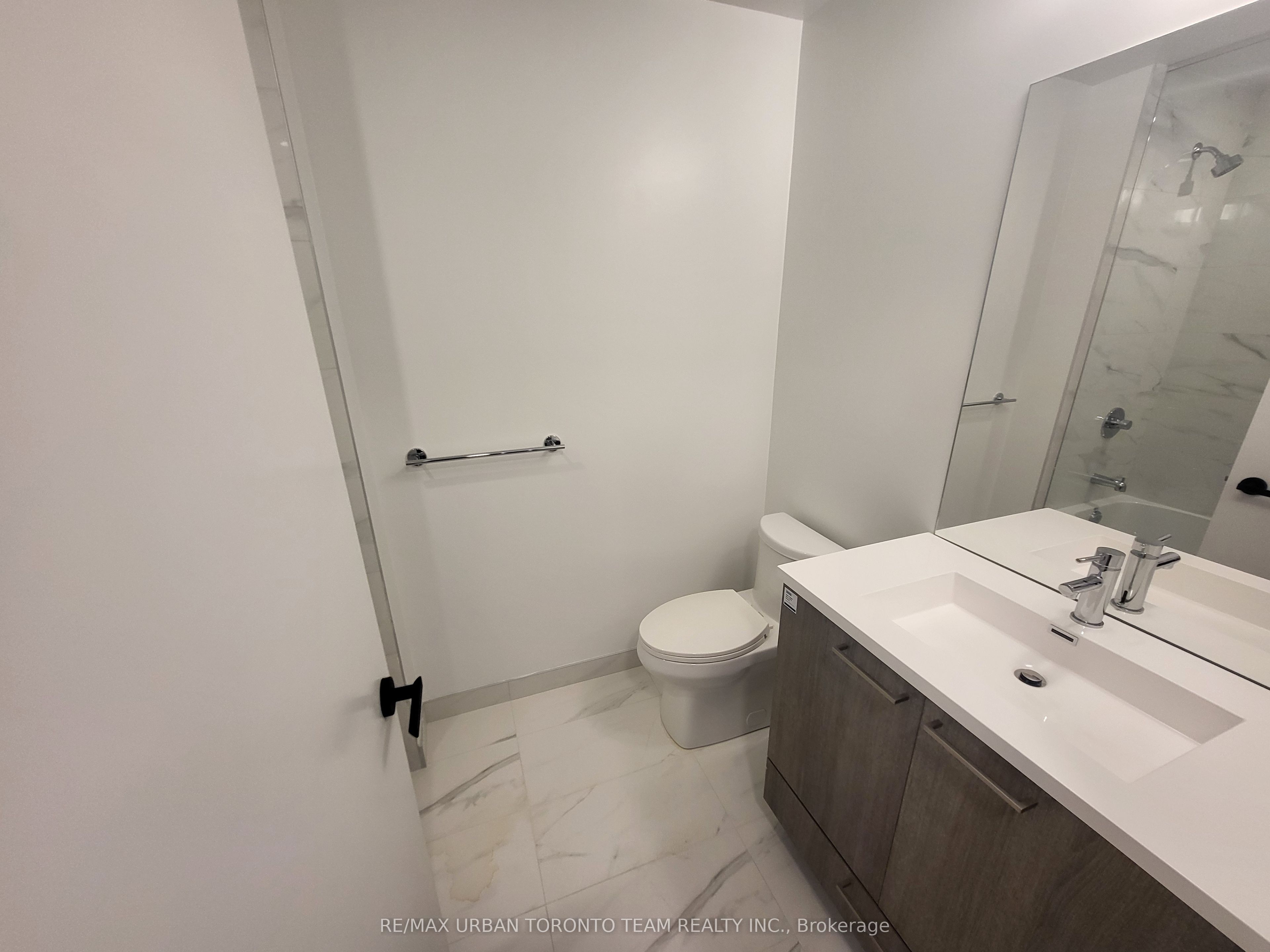 225 Commerce St Street 5910 Property Photo 9