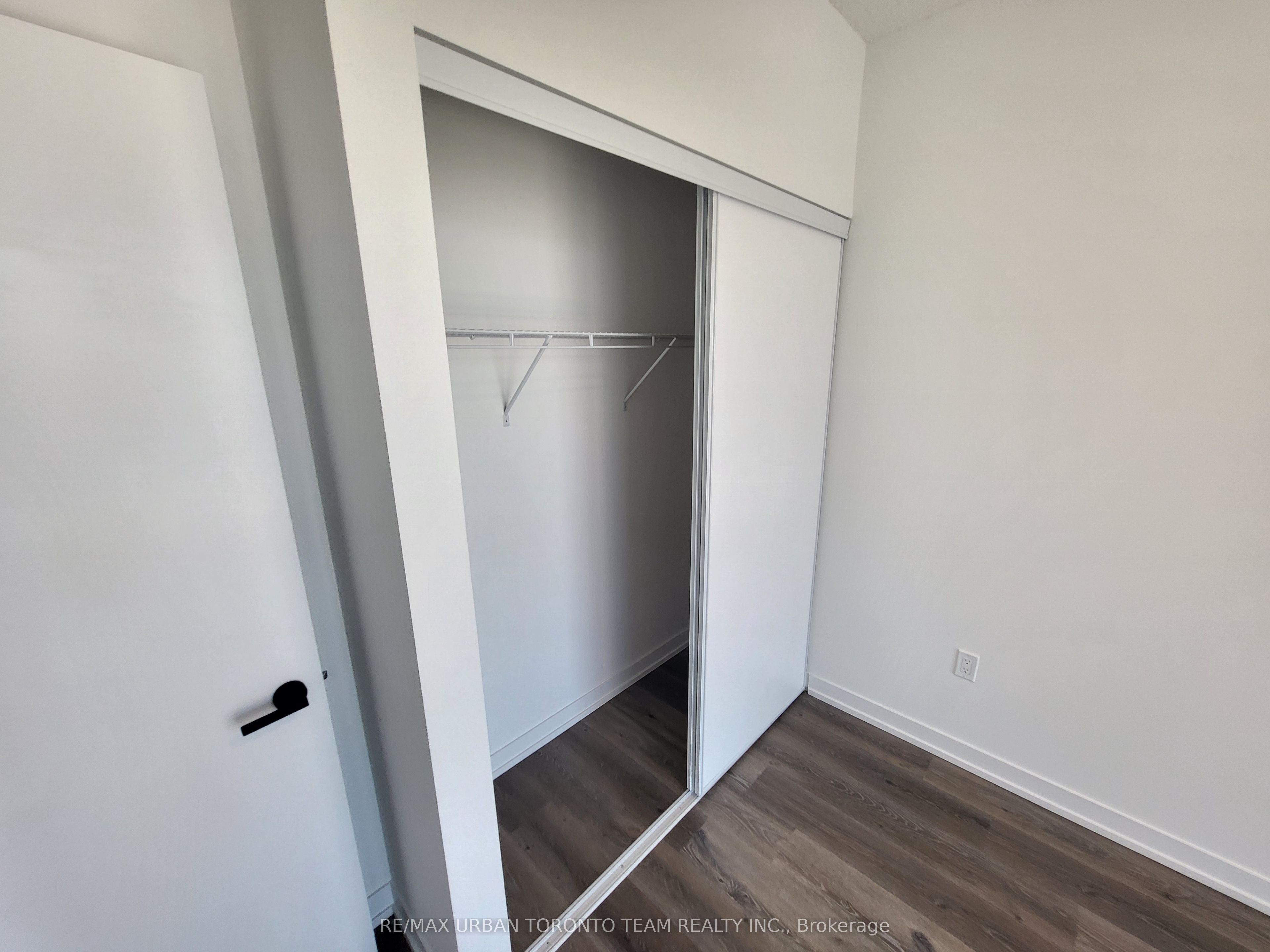 225 Commerce St Street 5910 Property Photo 11