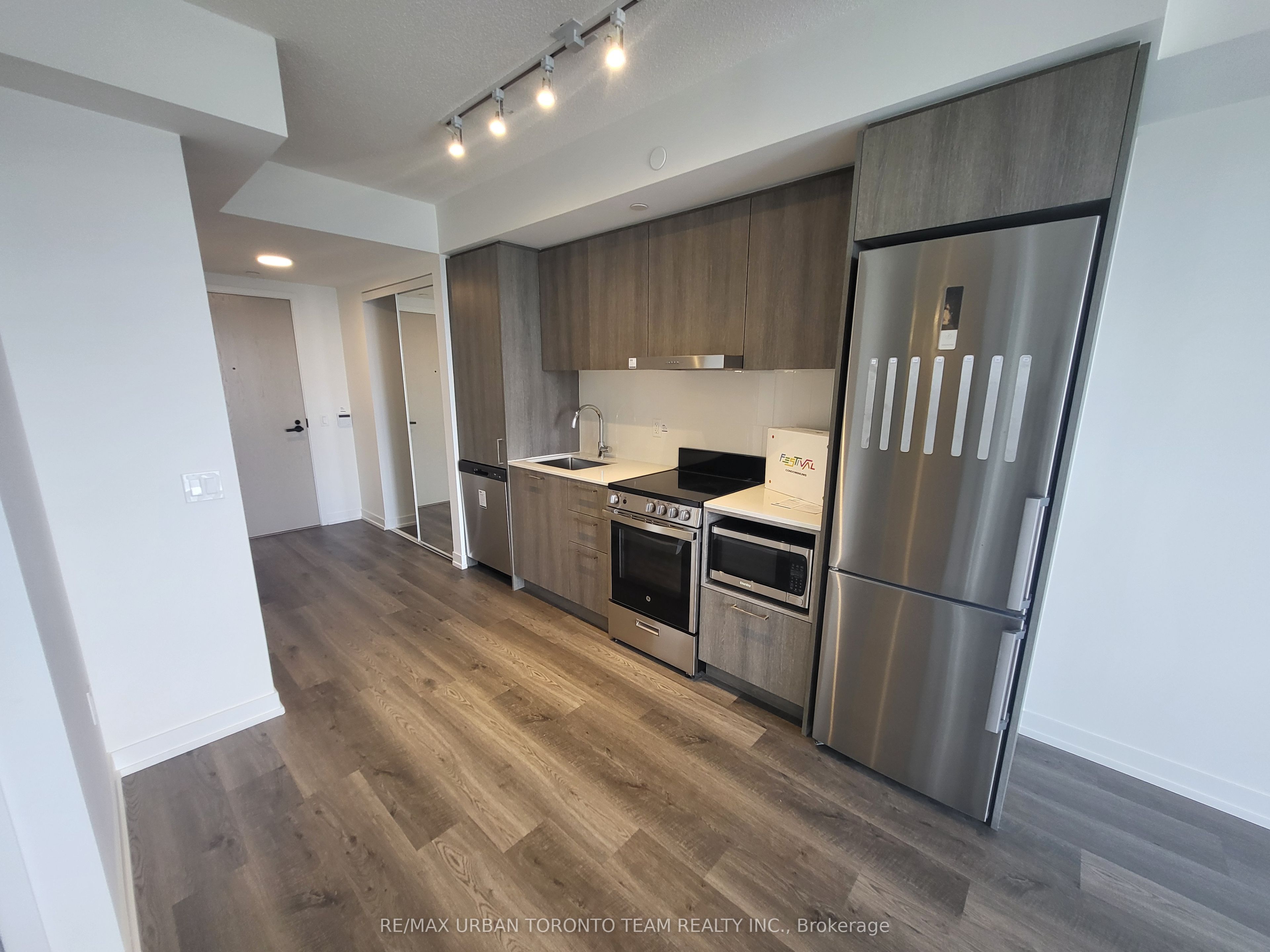 195 Commerce Street 2608 Property Photo 2