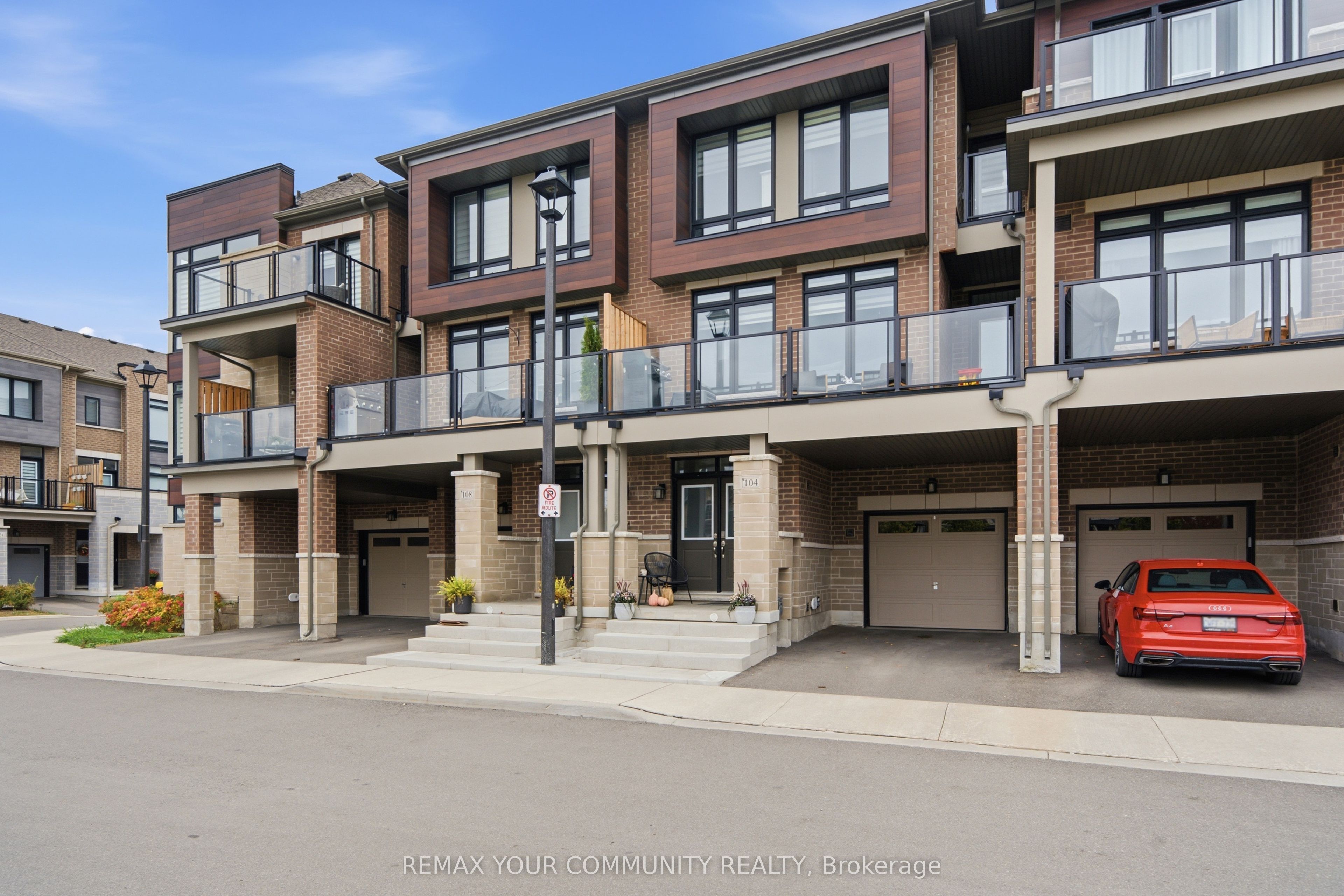 104 Holyrood Crescent Property Photo 3