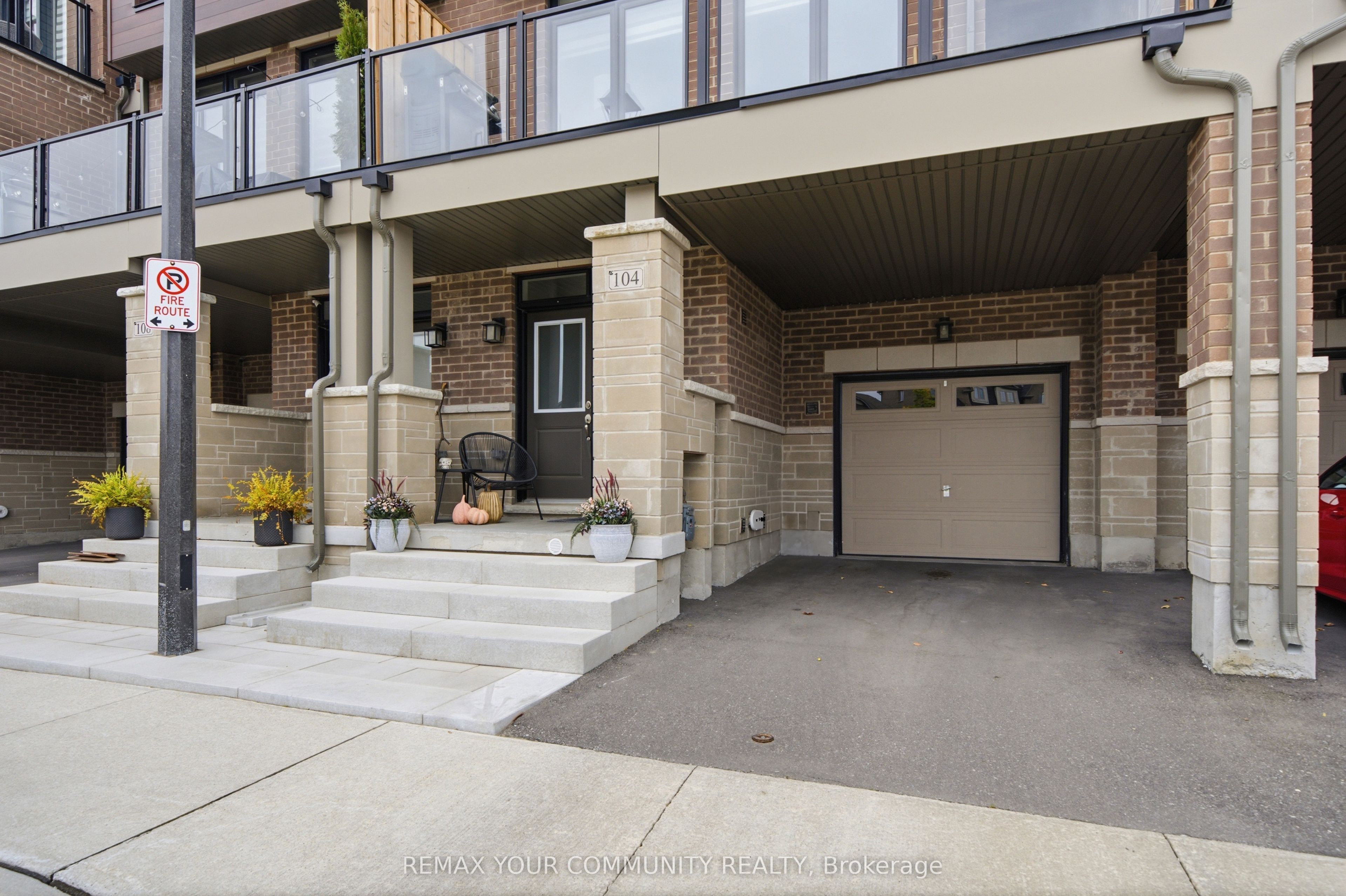 104 Holyrood Crescent Property Photo 4