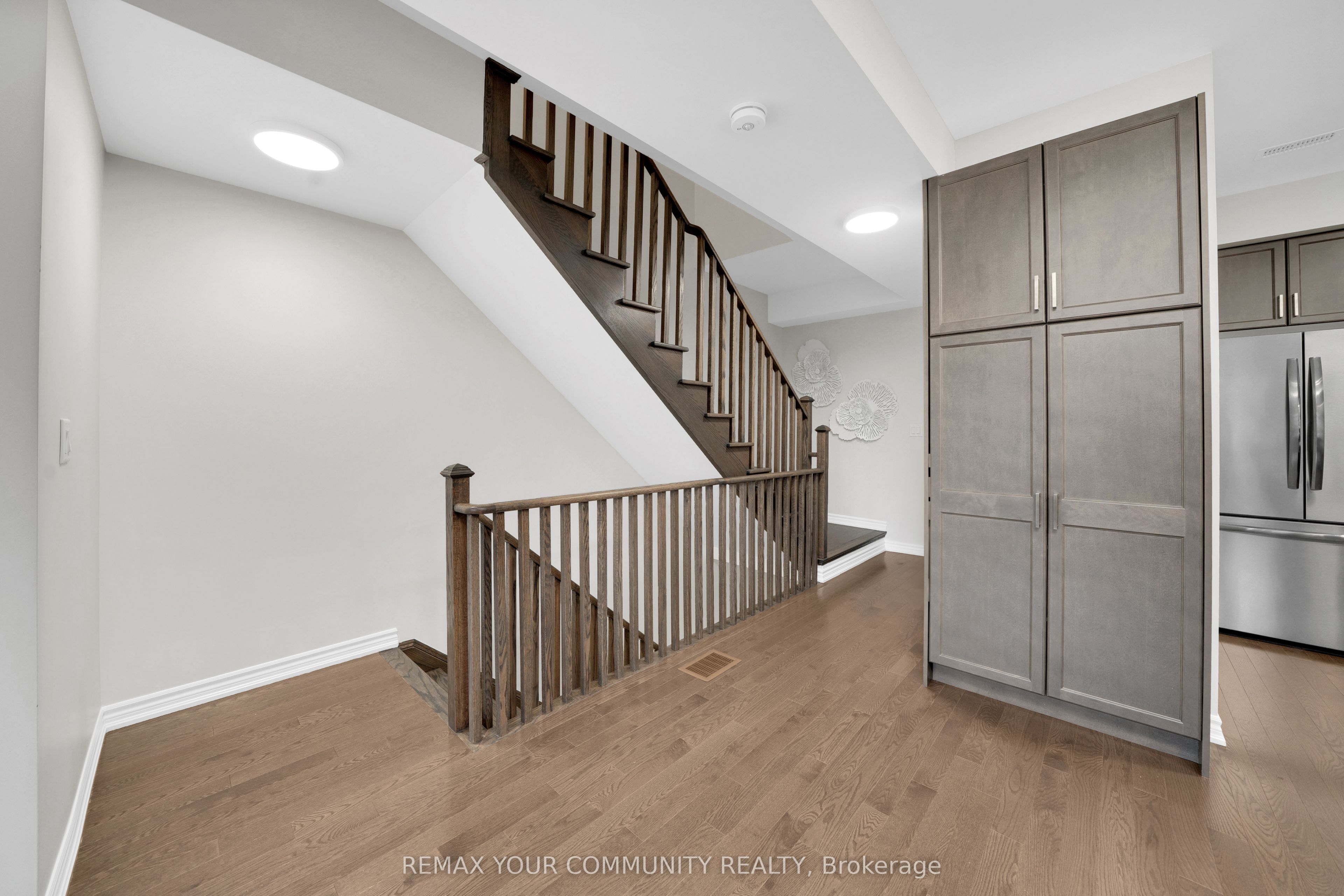 104 Holyrood Crescent Property Photo 12