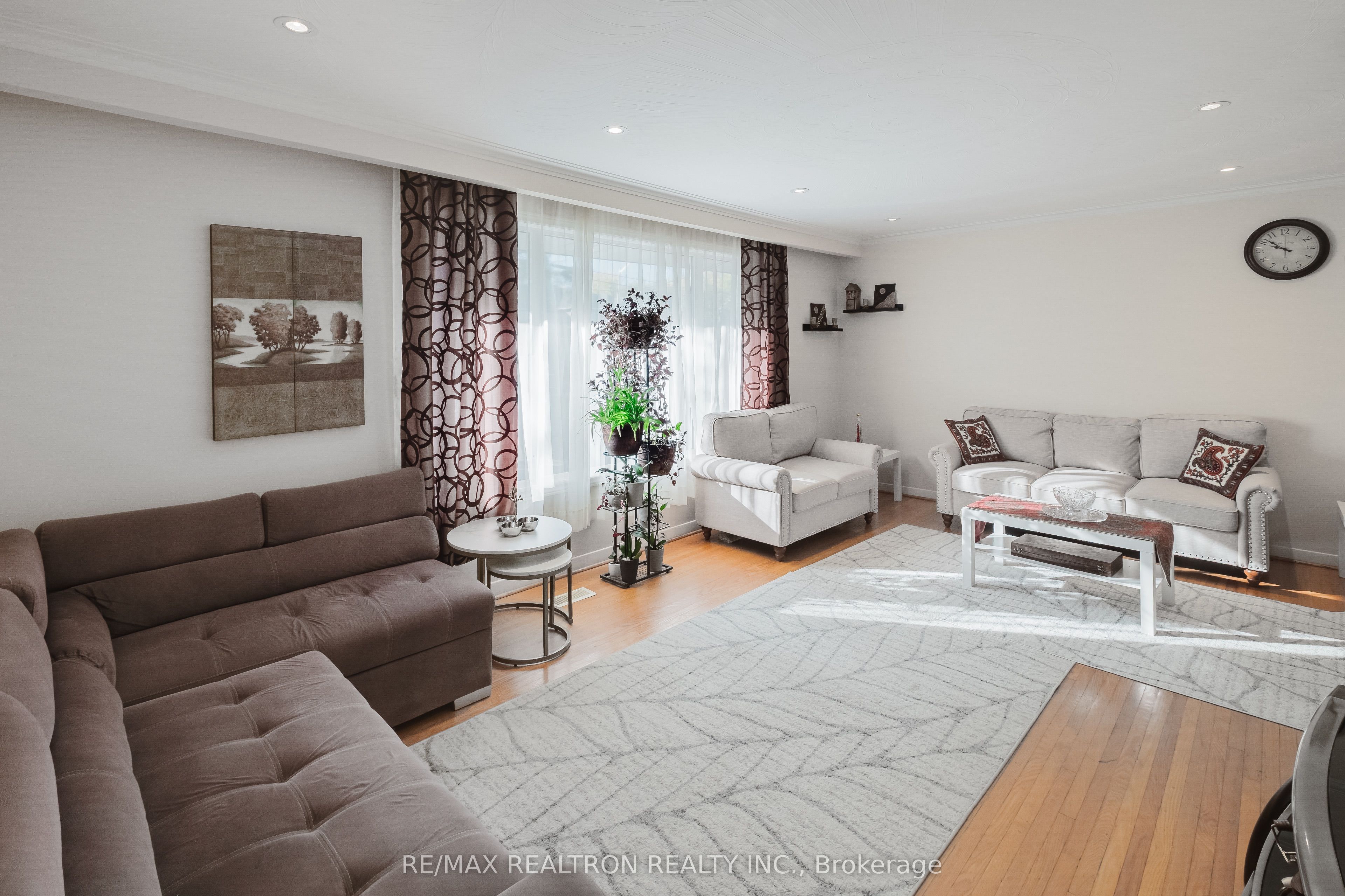 92 Bond Crescent Property Photo 3