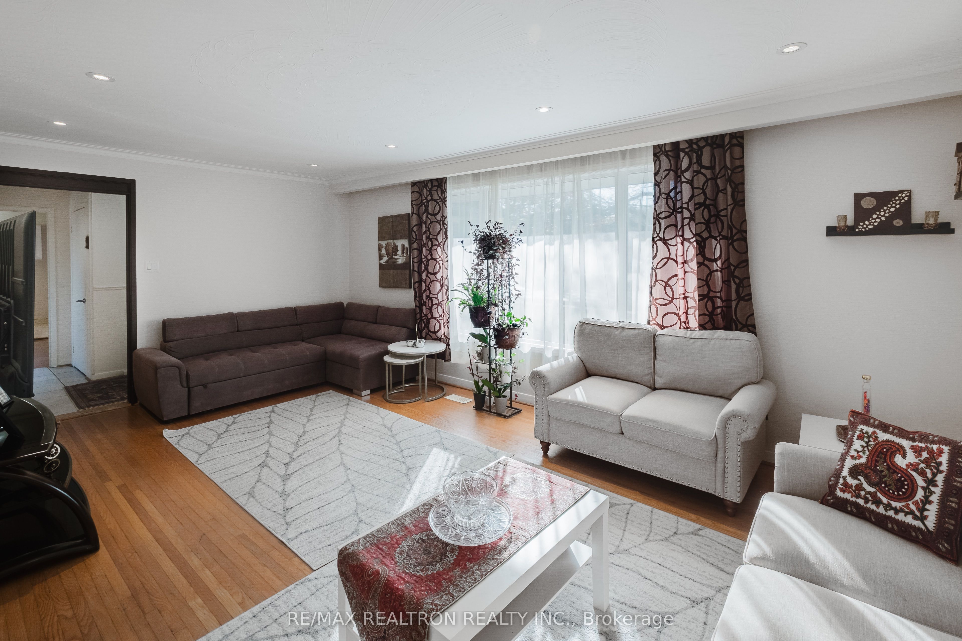 92 Bond Crescent Property Photo 4