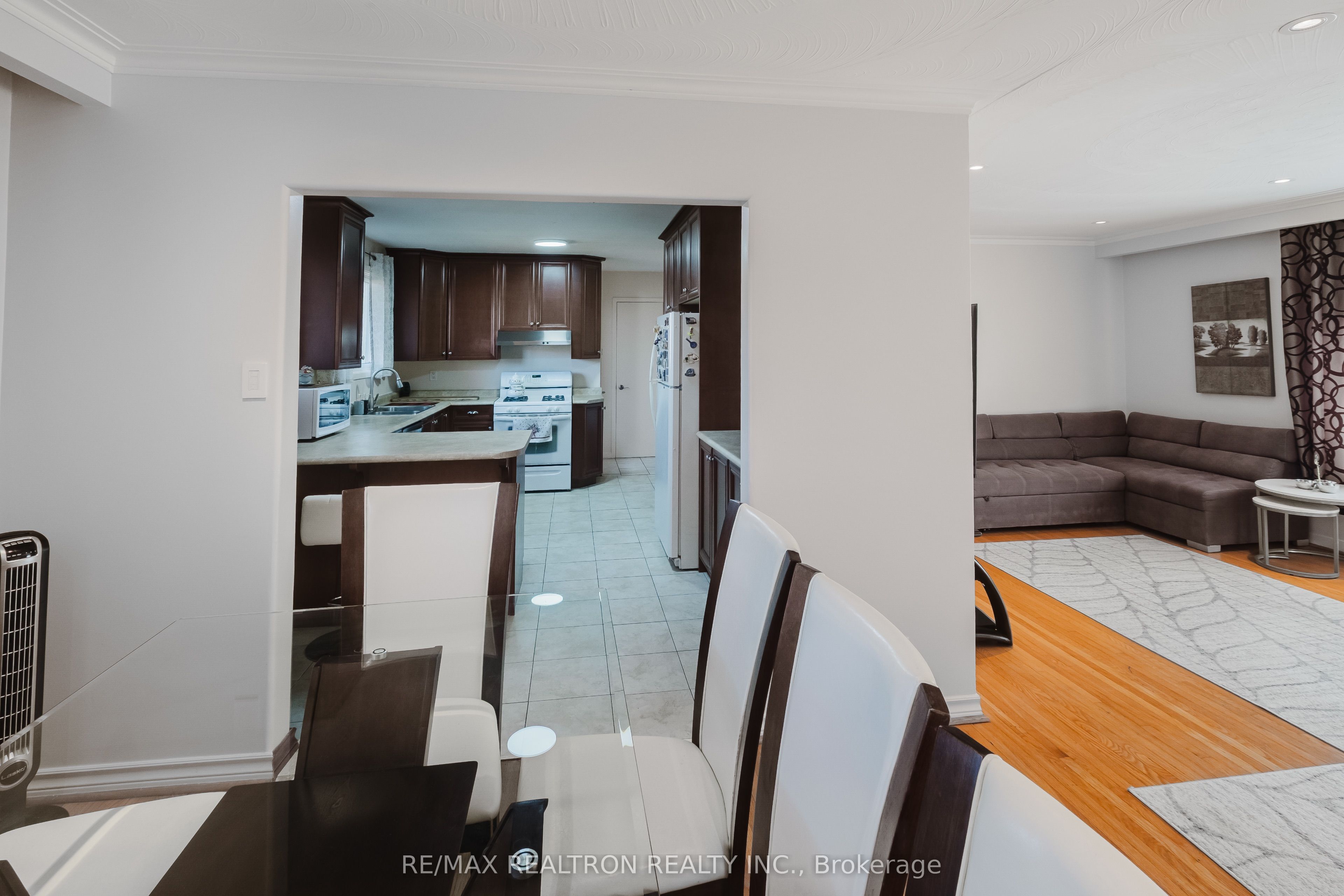 92 Bond Crescent Property Photo 6