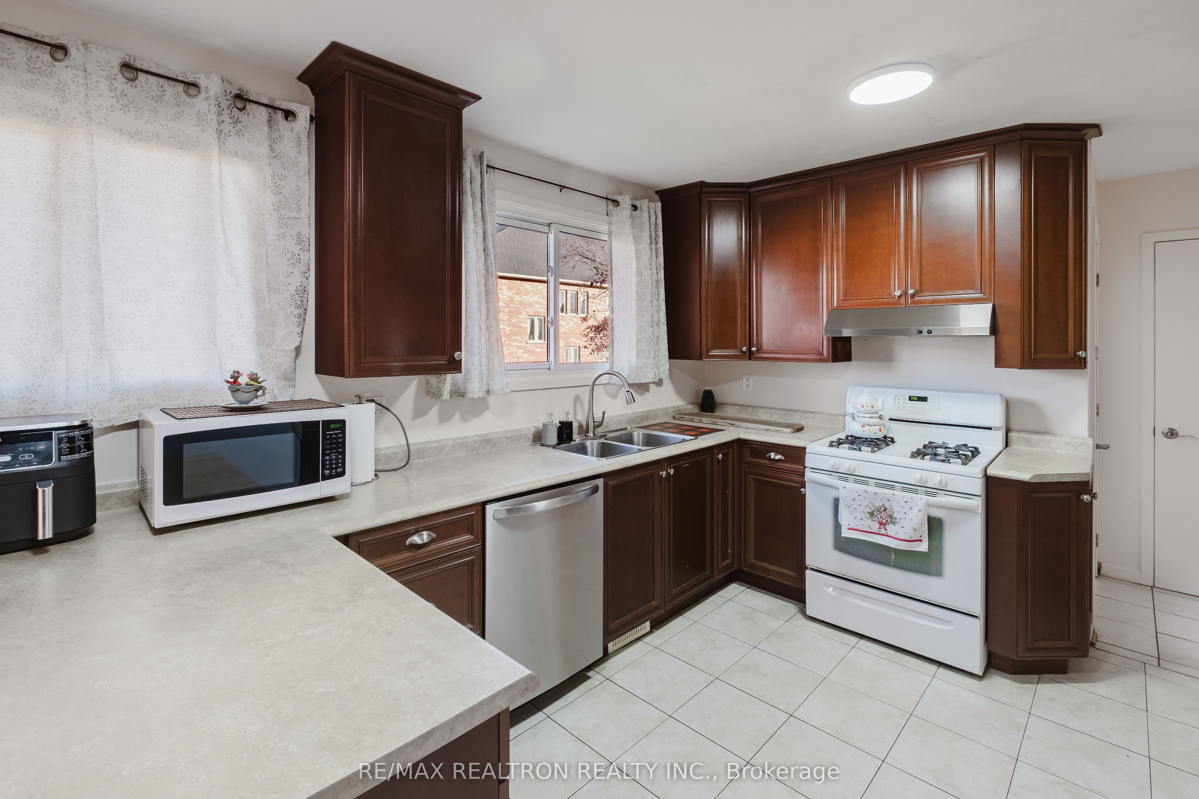 92 Bond Crescent Property Photo 8