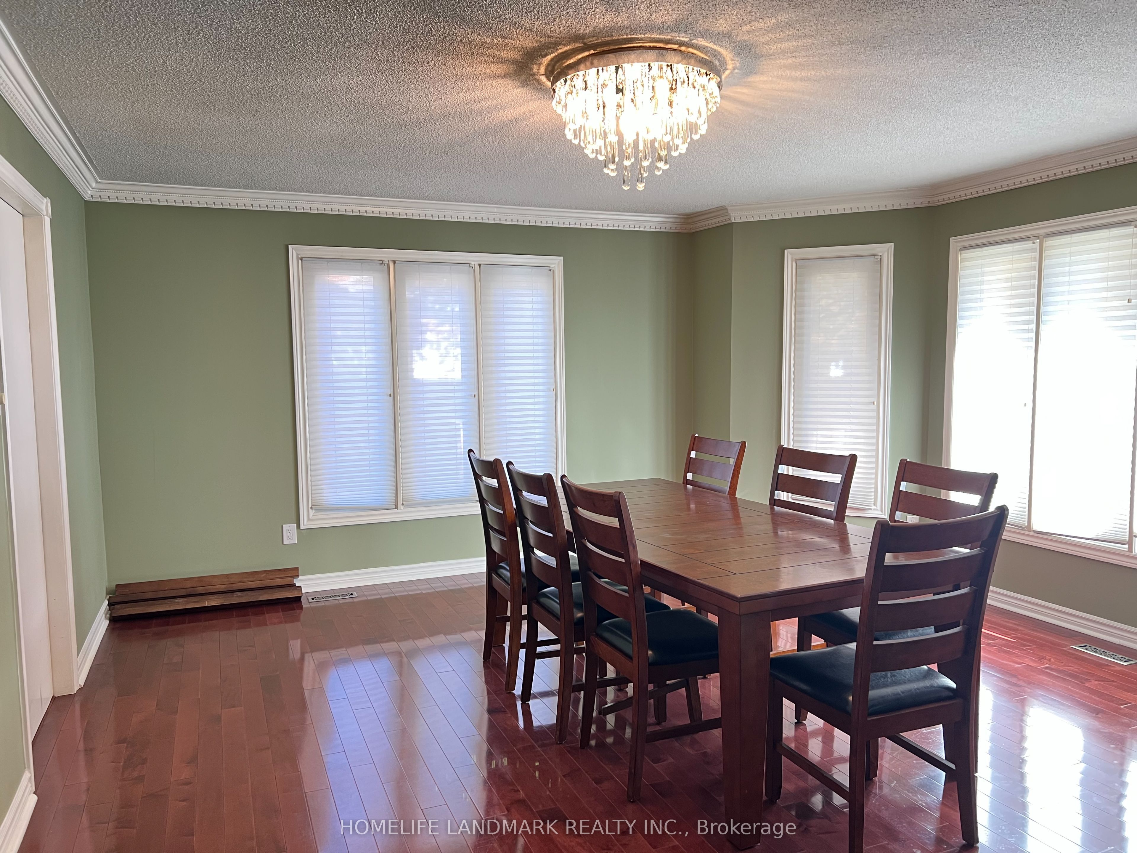 35 Montclair Road N Property Photo 4