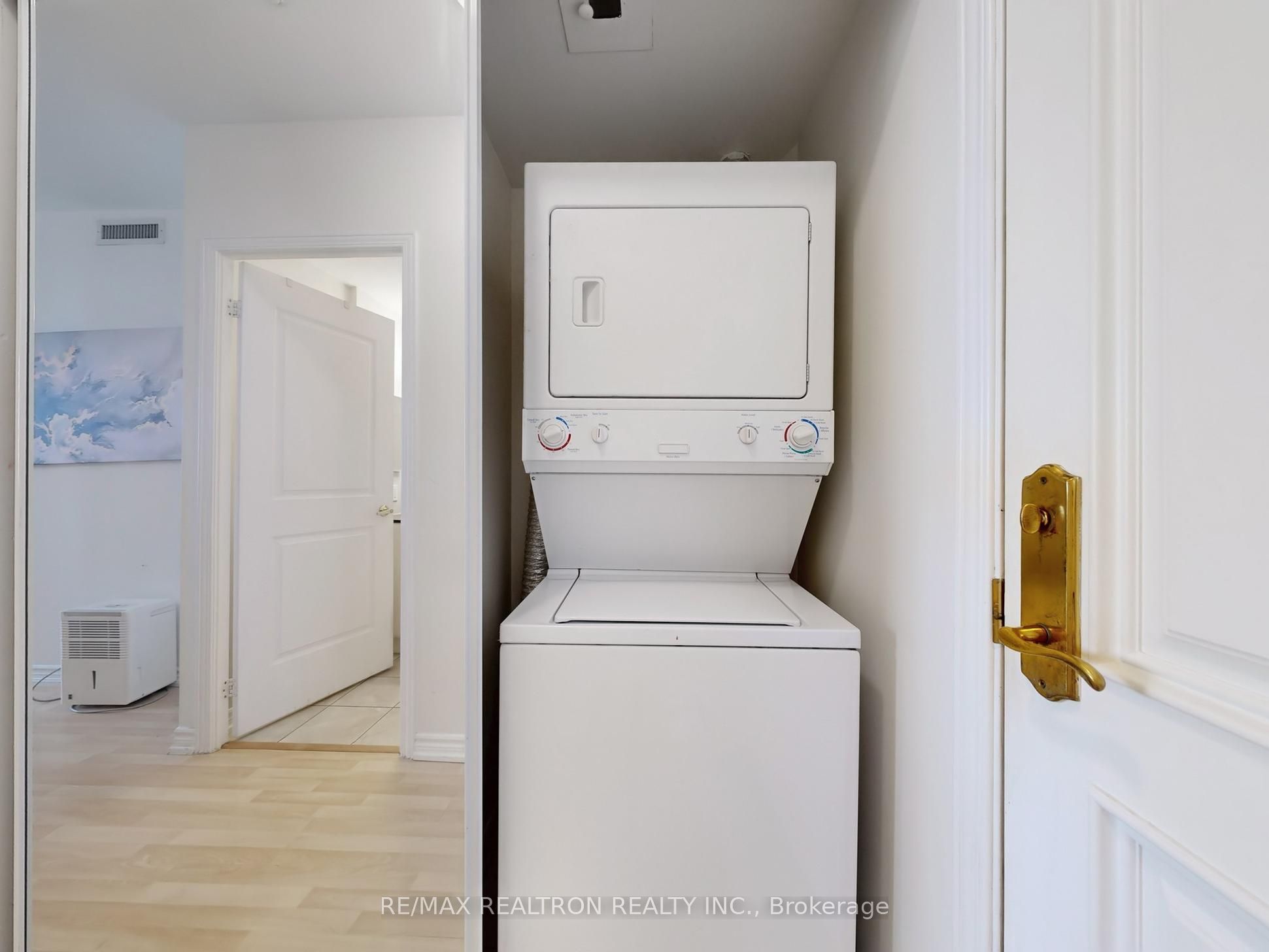 9225 Jane Street 401 Property Photo 12
