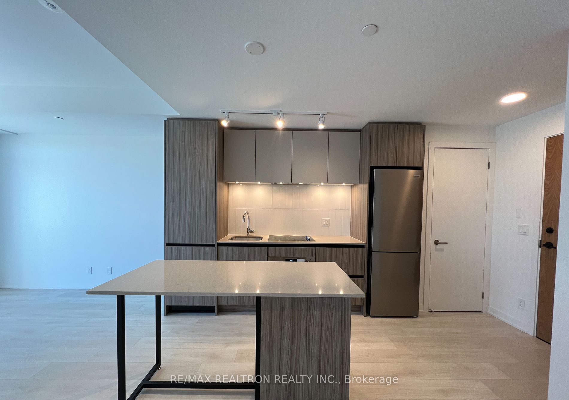 7950 Bathurst Street B-0910 Property Photo 1