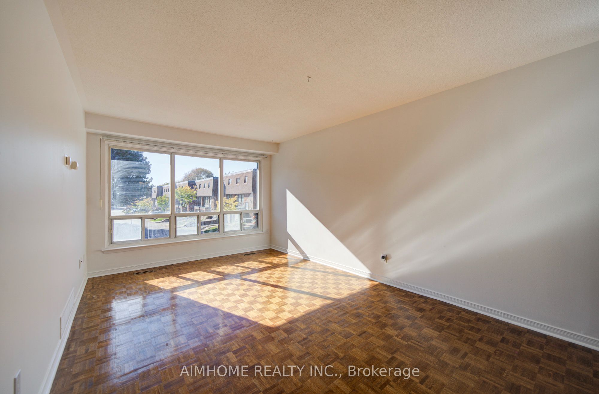 34 Stately Way Property Photo 5