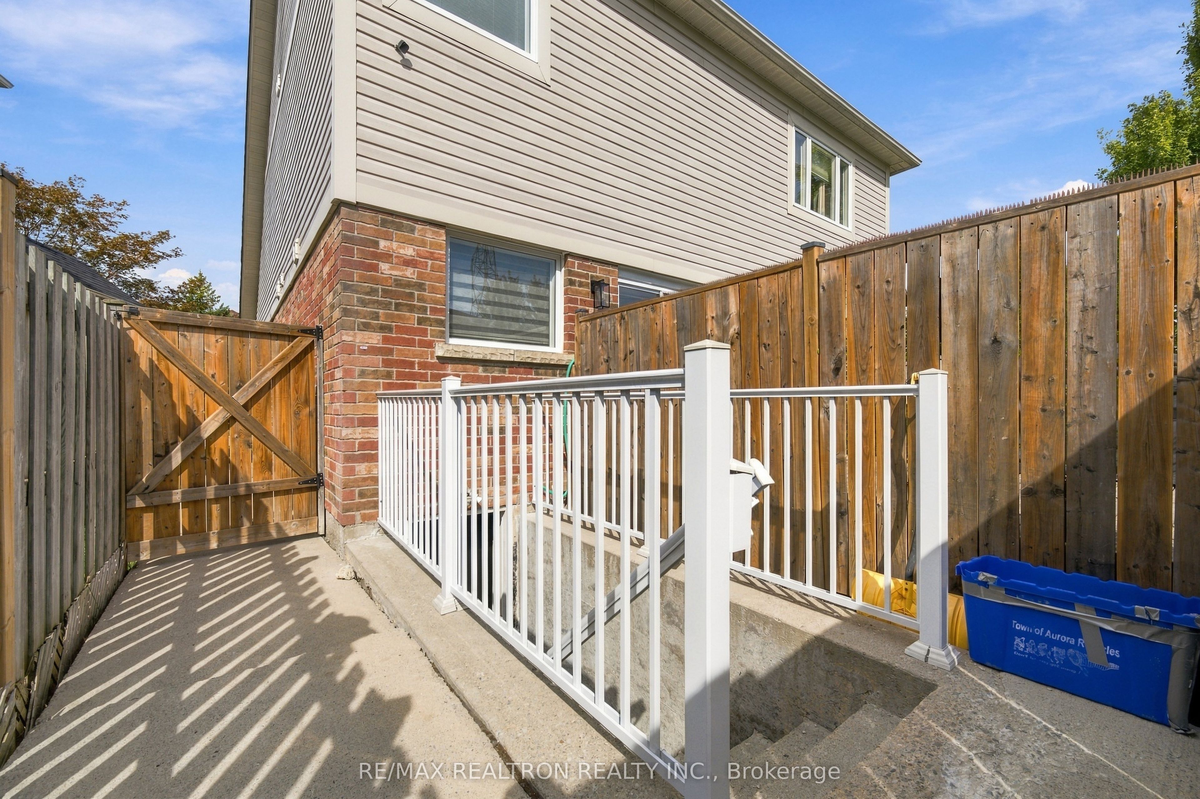 27 Watkins Glen Crescent Property Photo 1