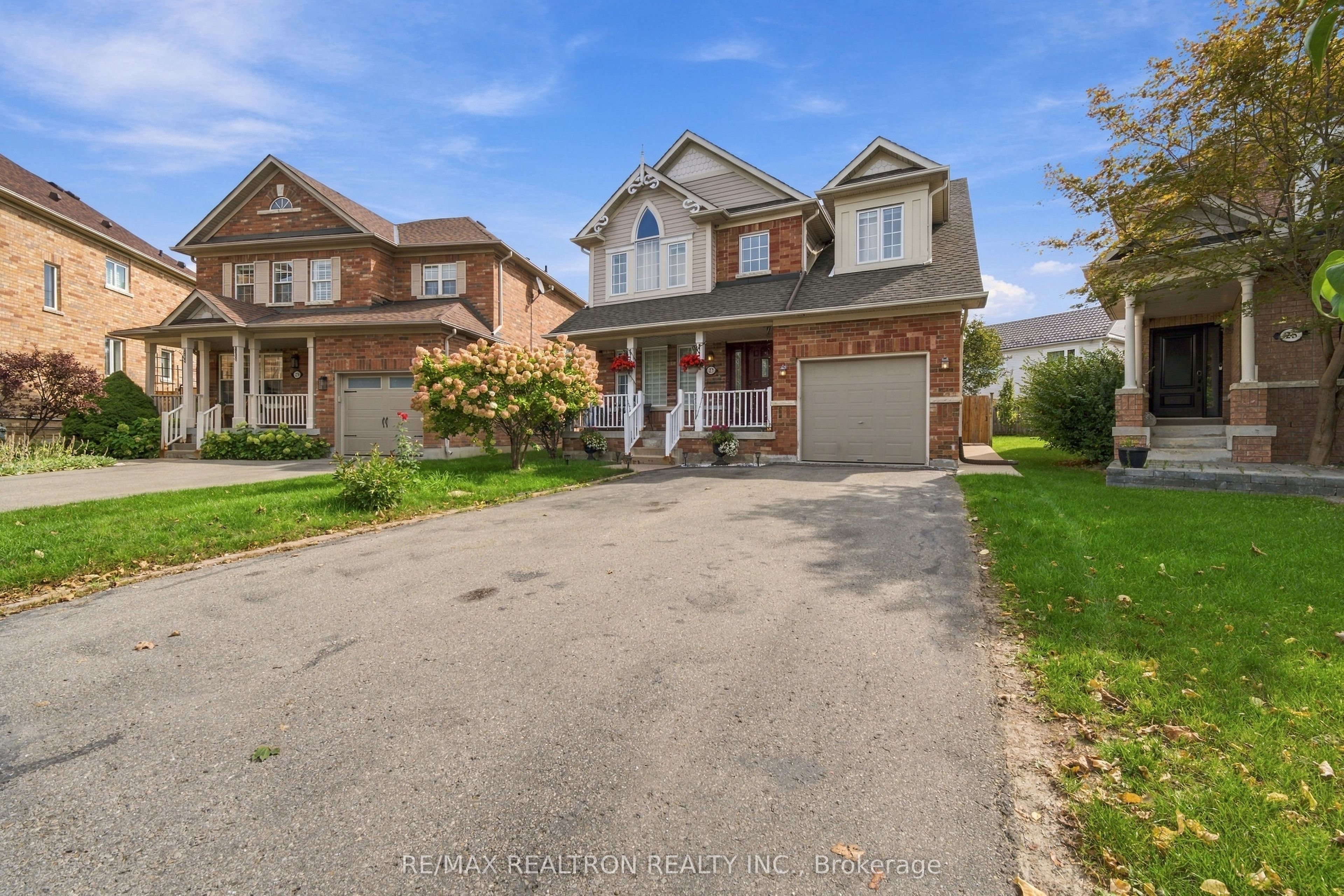 27 Watkins Glen Crescent Property Photo 2