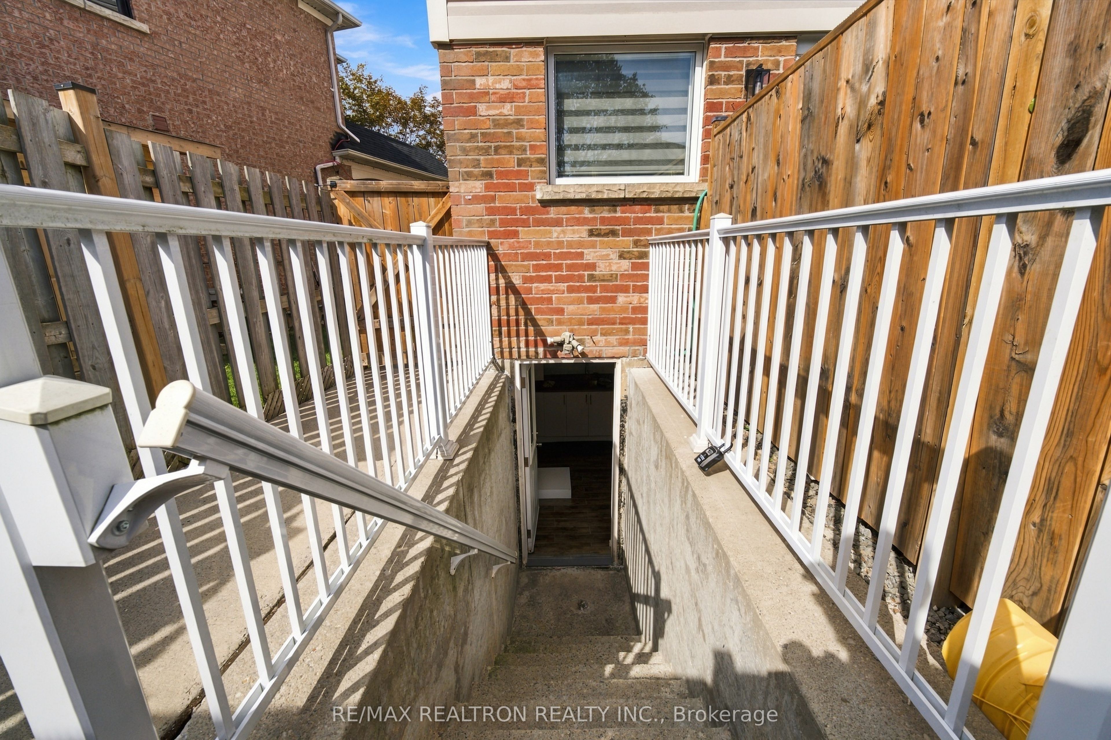 27 Watkins Glen Crescent Property Photo 3