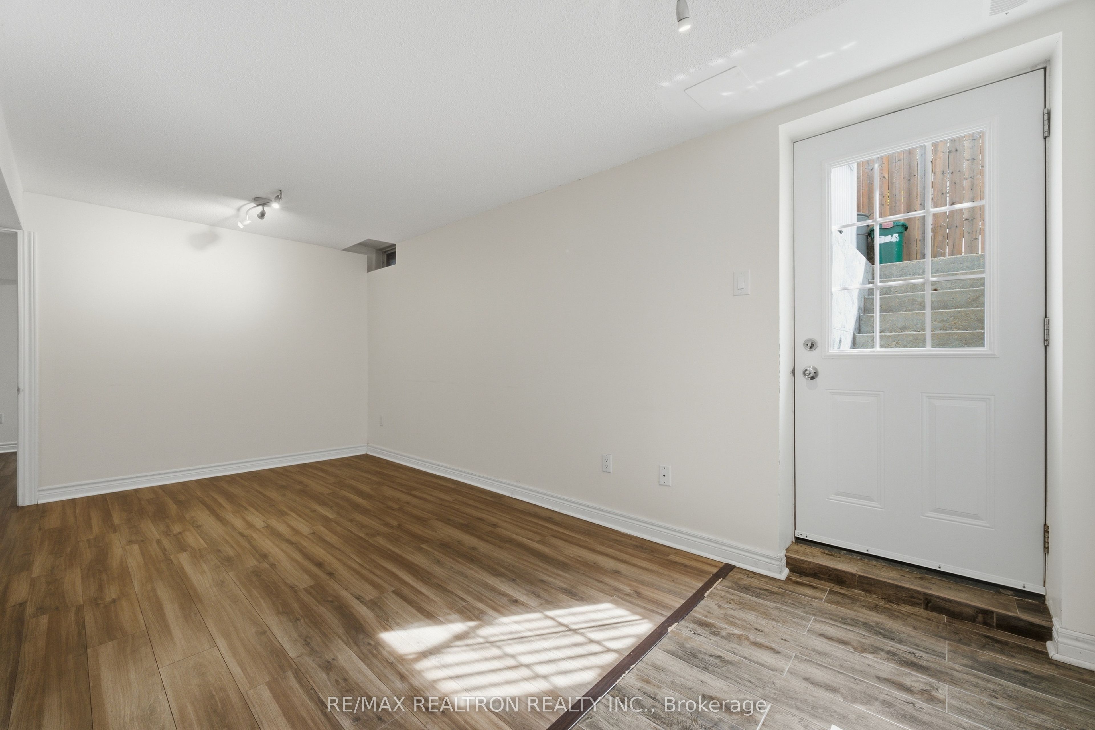27 Watkins Glen Crescent Property Photo 4
