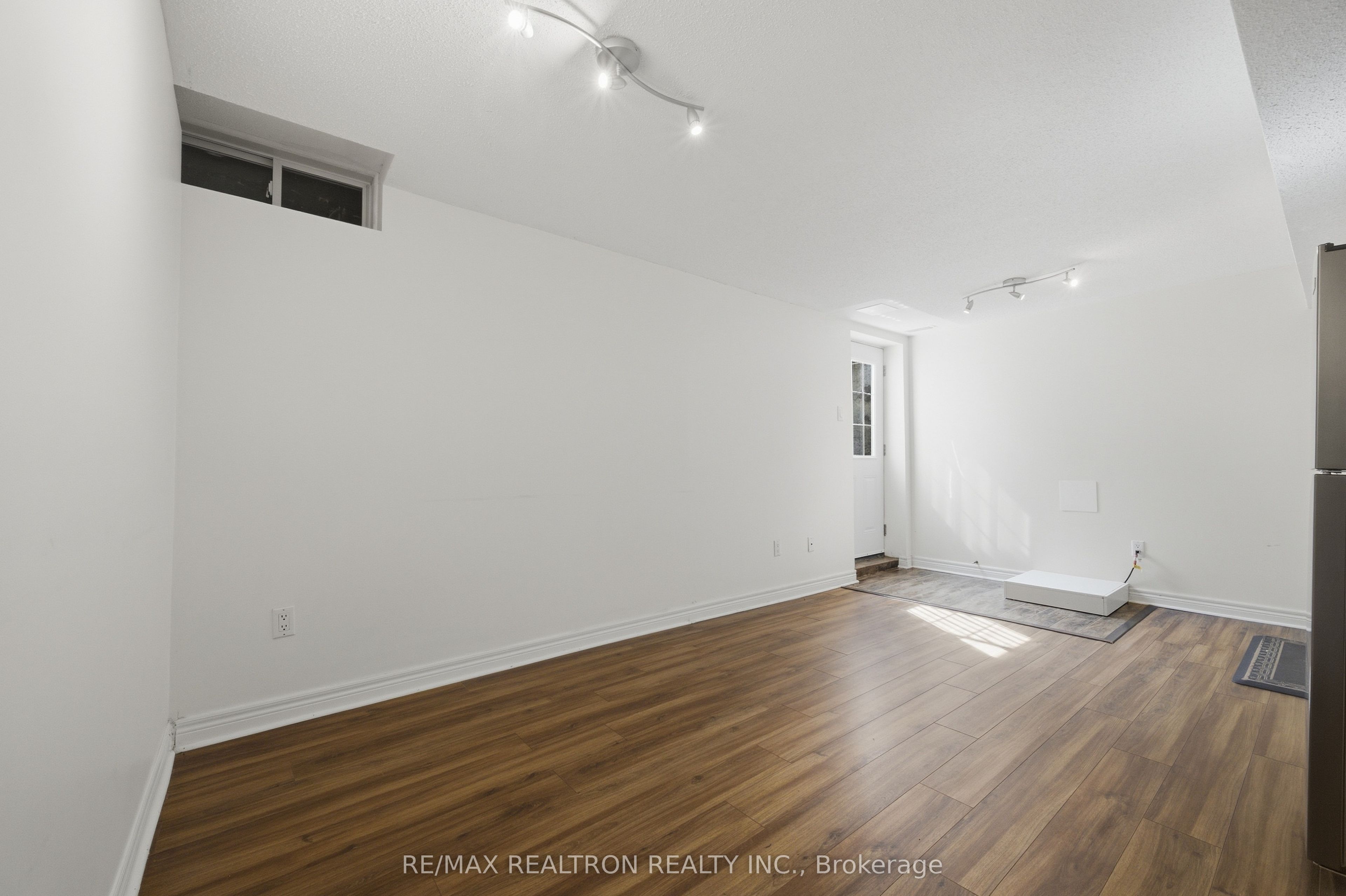 27 Watkins Glen Crescent Property Photo 8