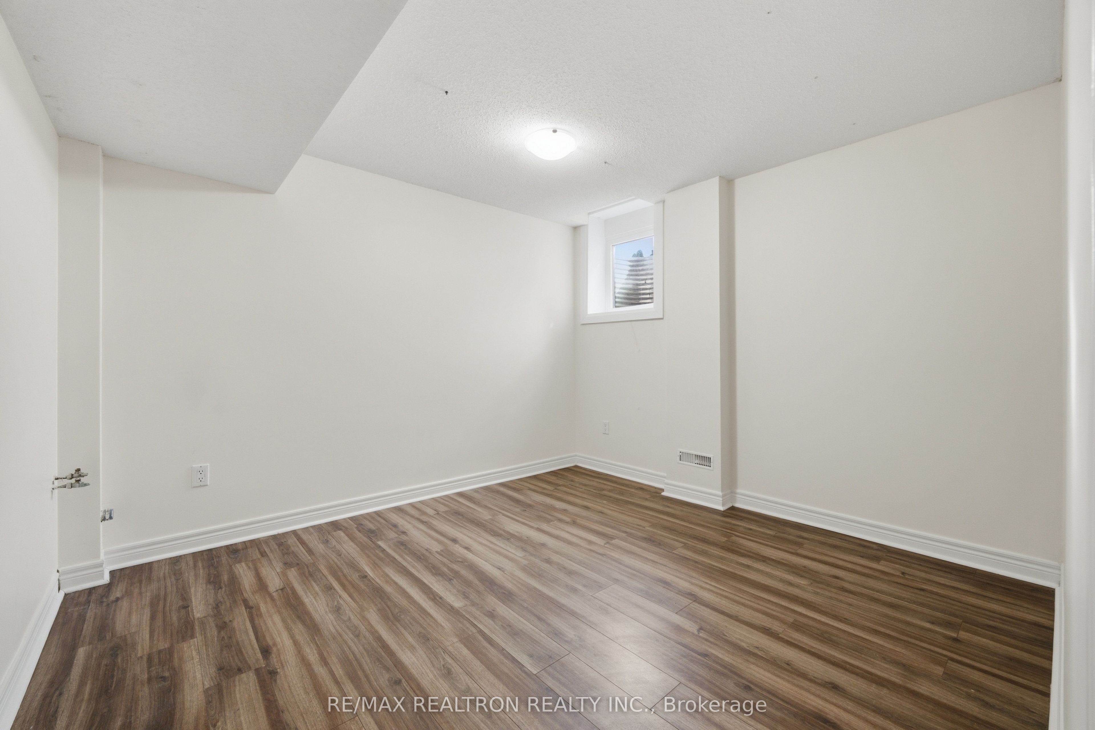 27 Watkins Glen Crescent Property Photo 10
