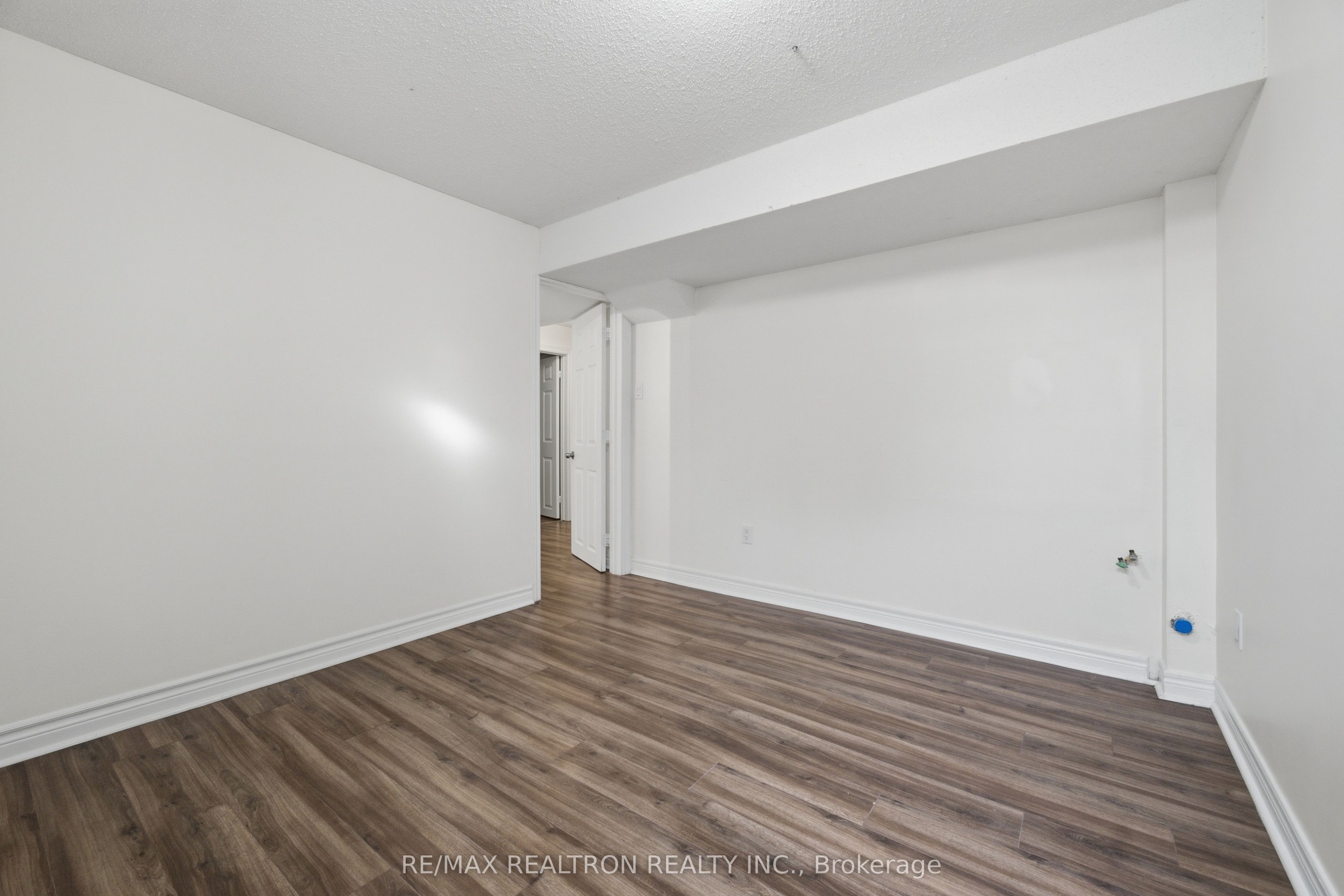 27 Watkins Glen Crescent Property Photo 11