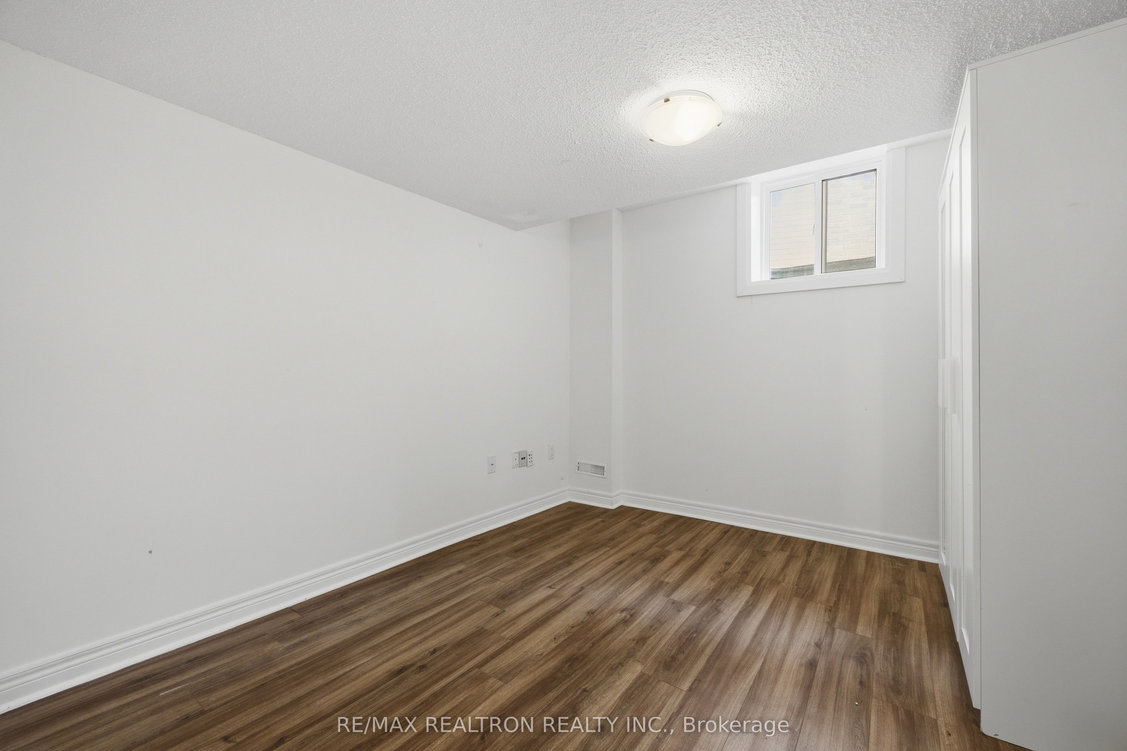 27 Watkins Glen Crescent Property Photo 12