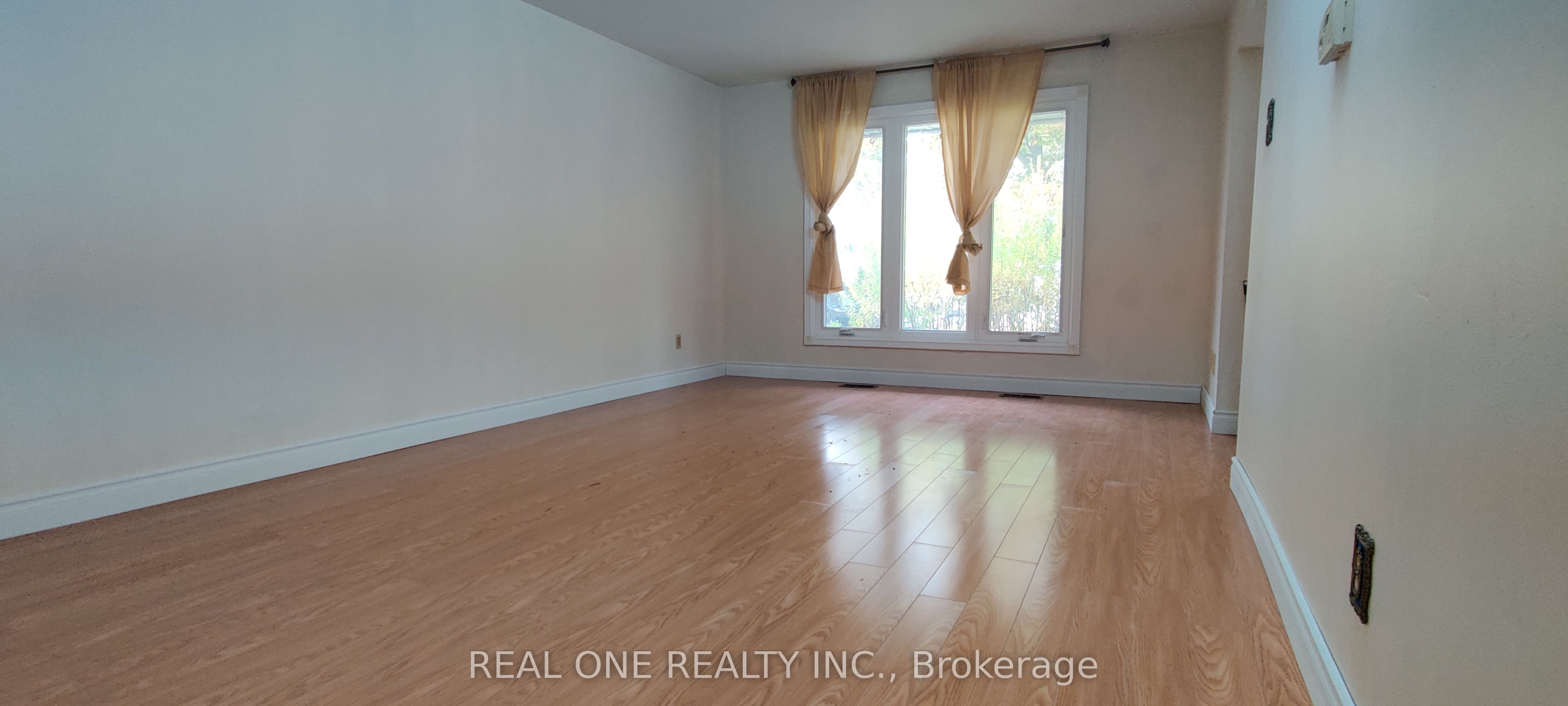 93 Southdale Drive Upper Property Photo 3