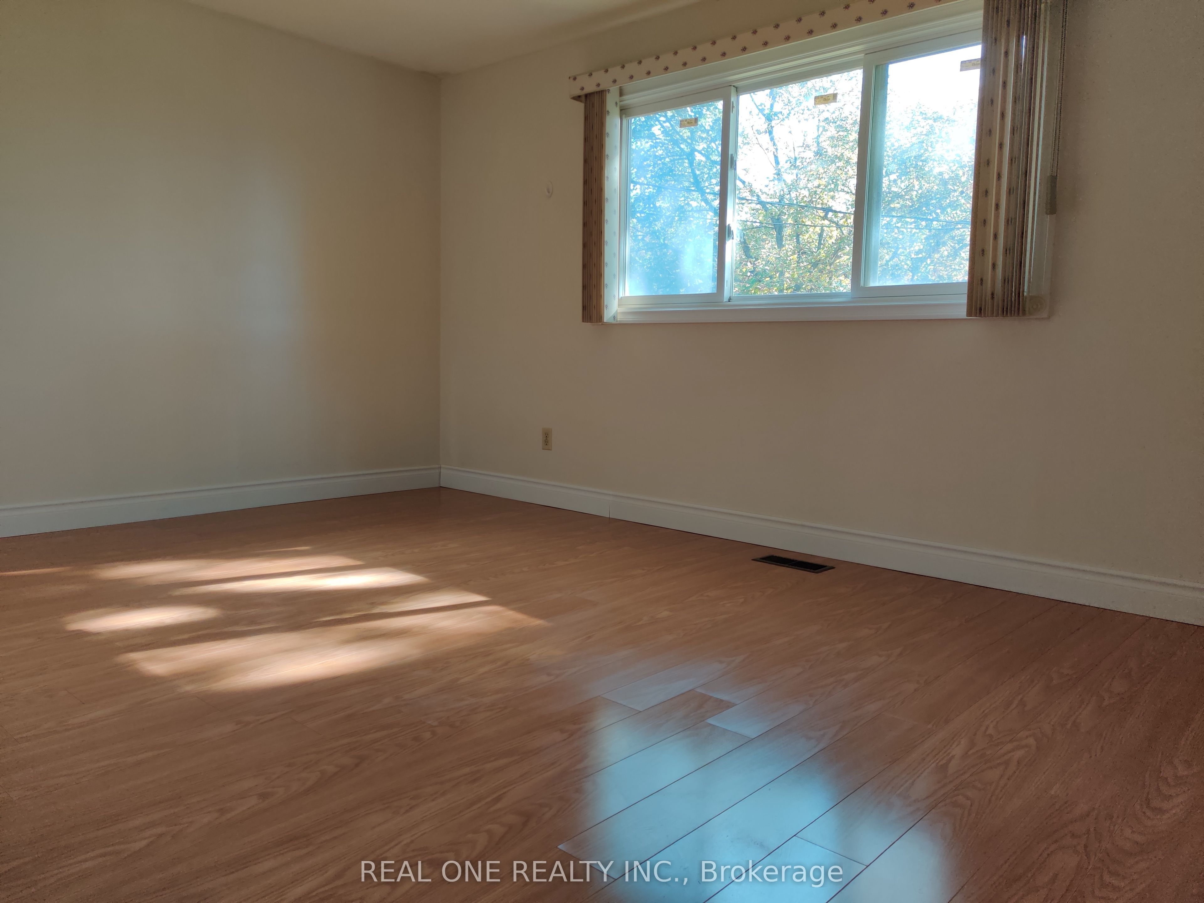 93 Southdale Drive Upper Property Photo 9