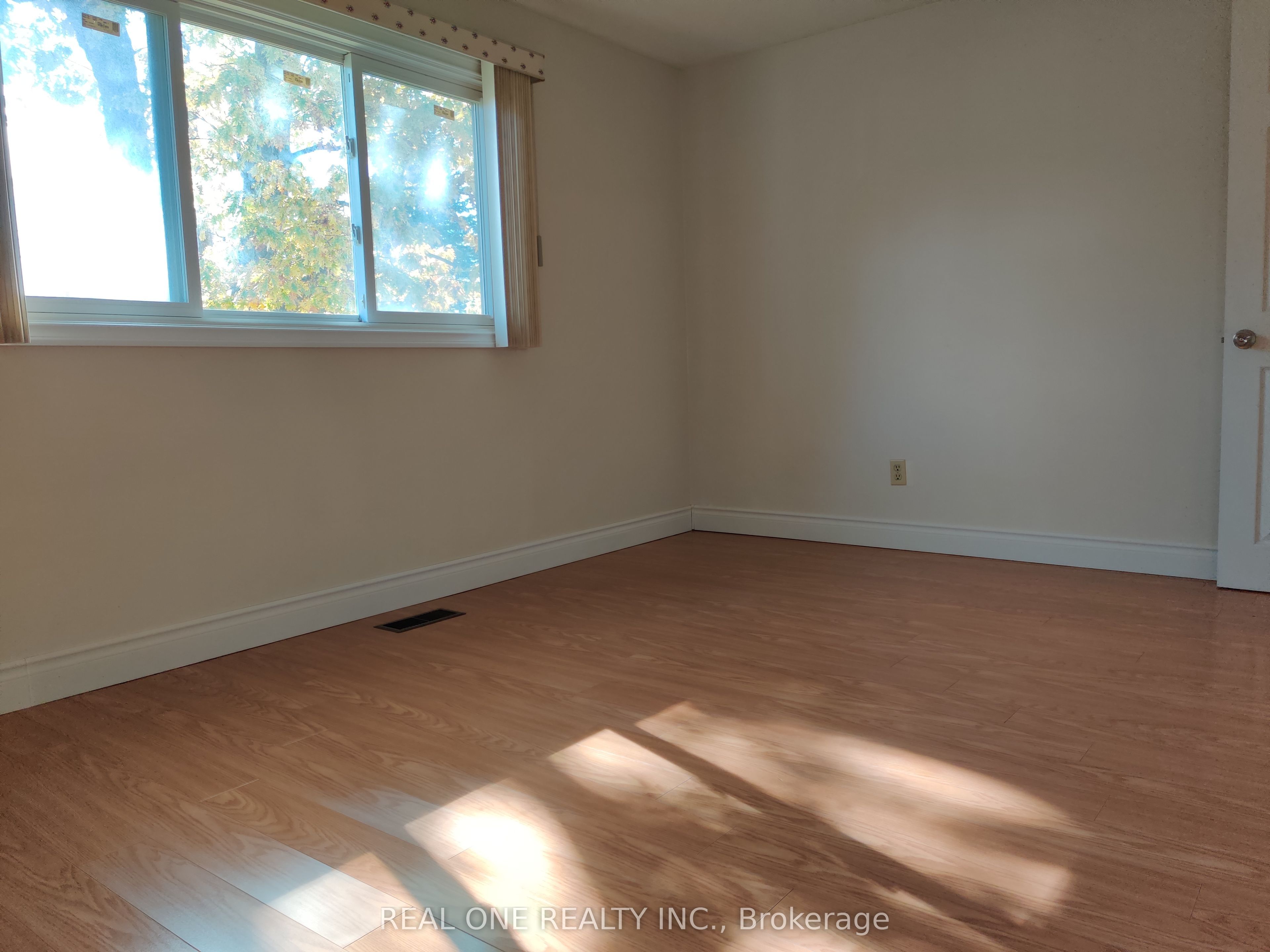 93 Southdale Drive Upper Property Photo 10