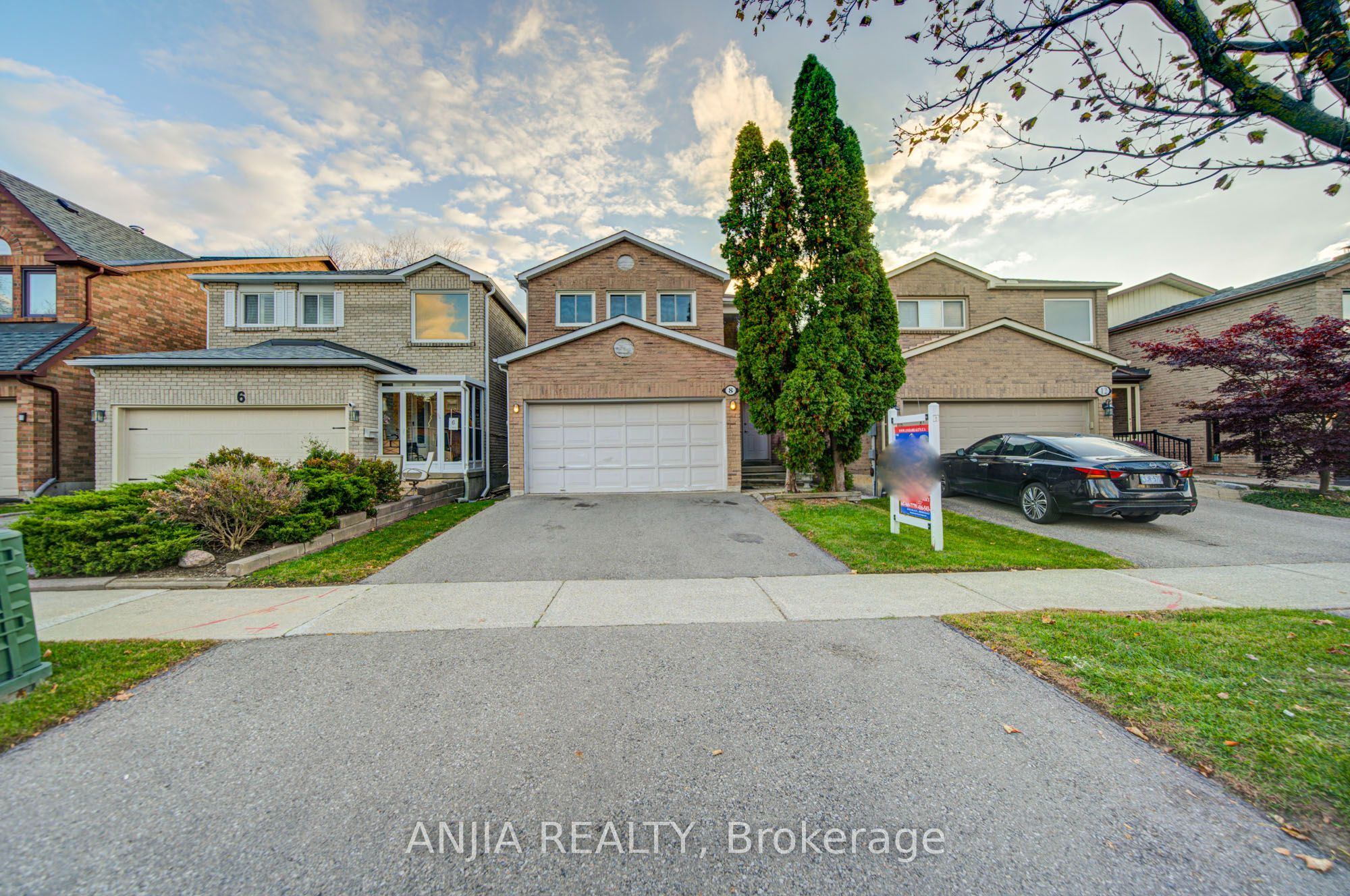 8 Millcroft Way Property Photo 1