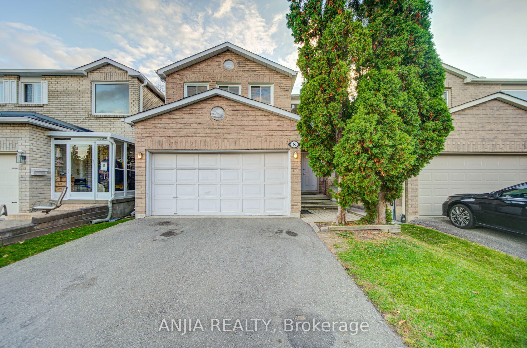 8 Millcroft Way Property Photo 2