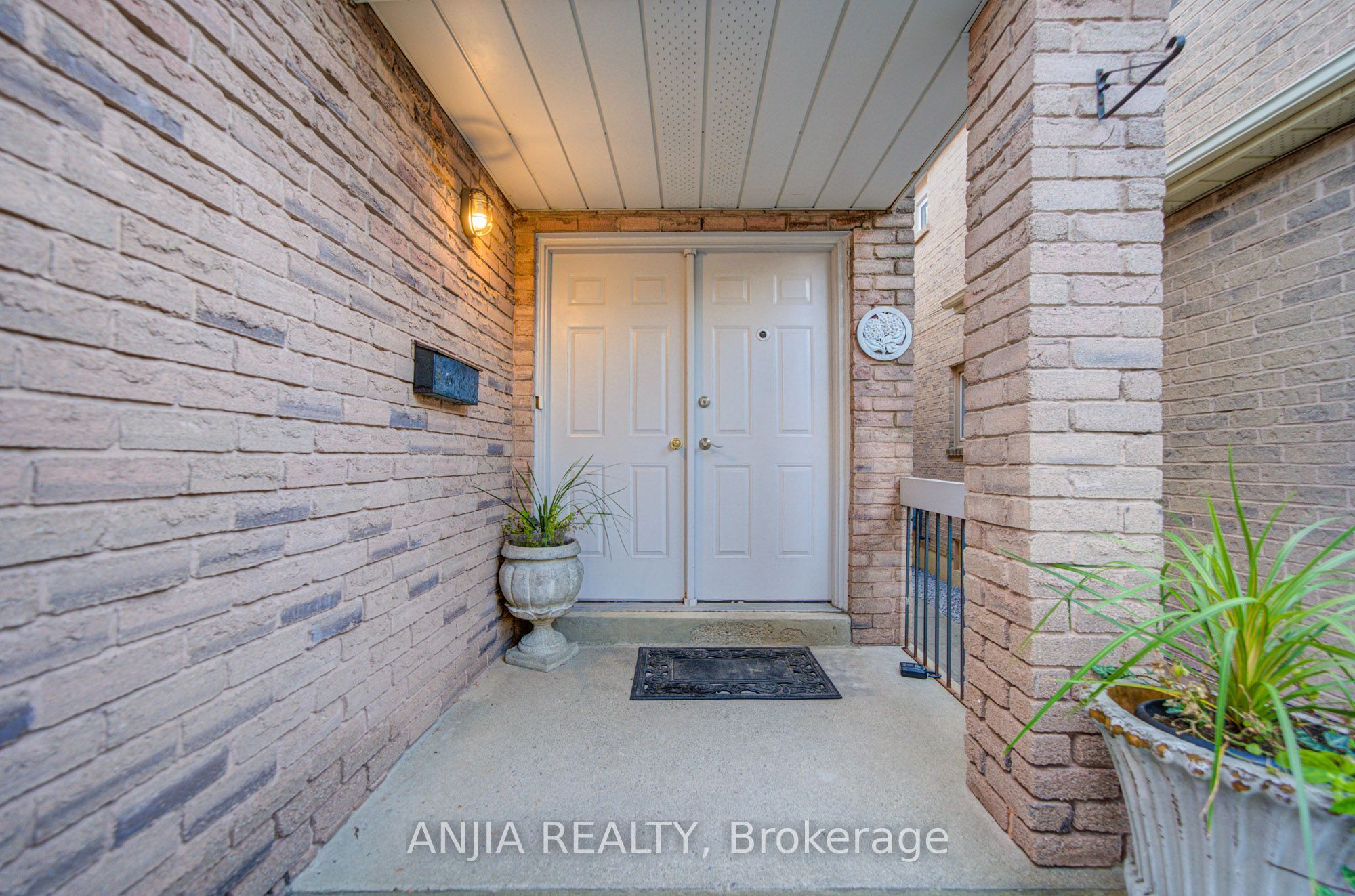 8 Millcroft Way Property Photo 3