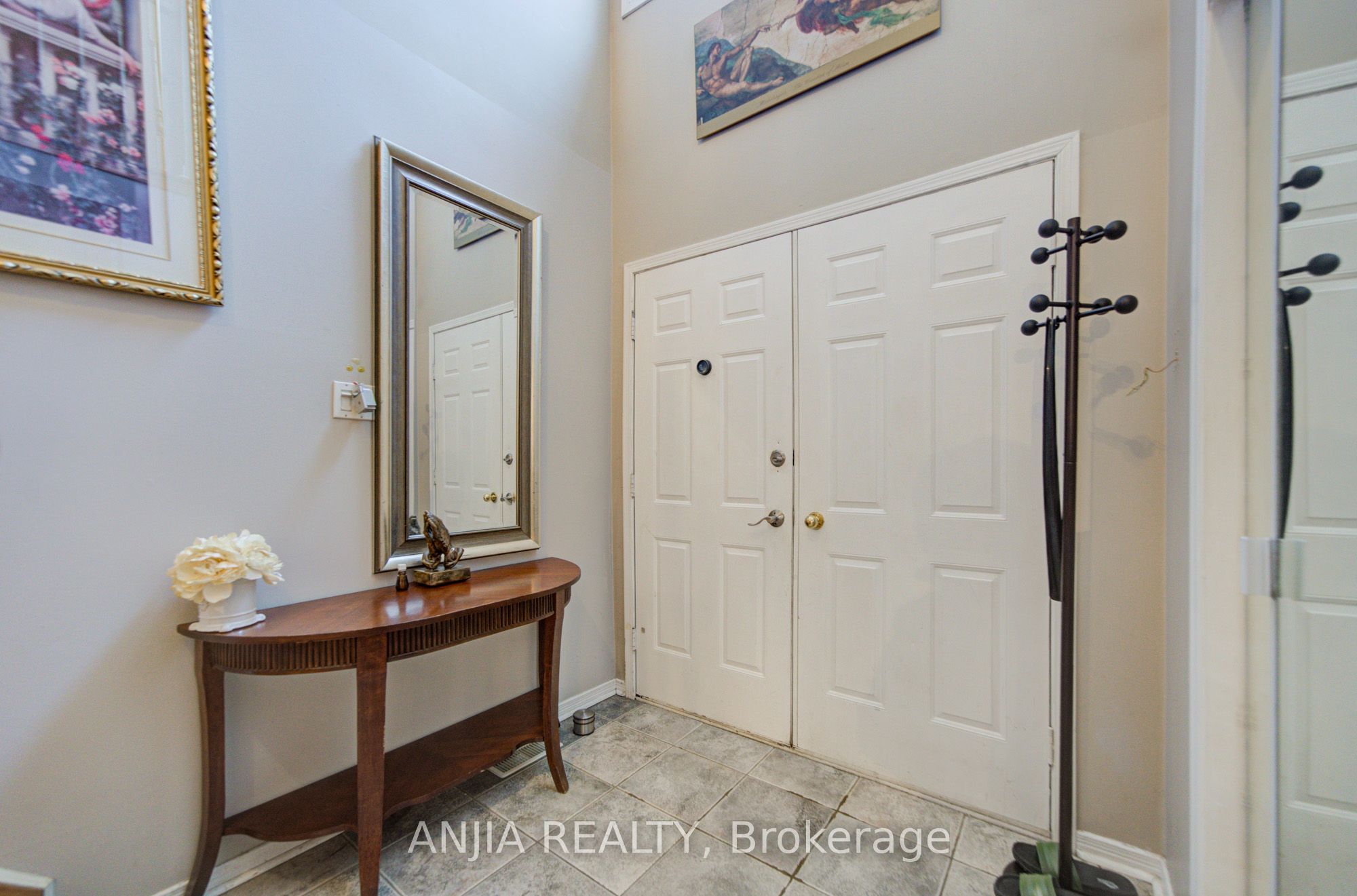 8 Millcroft Way Property Photo 4