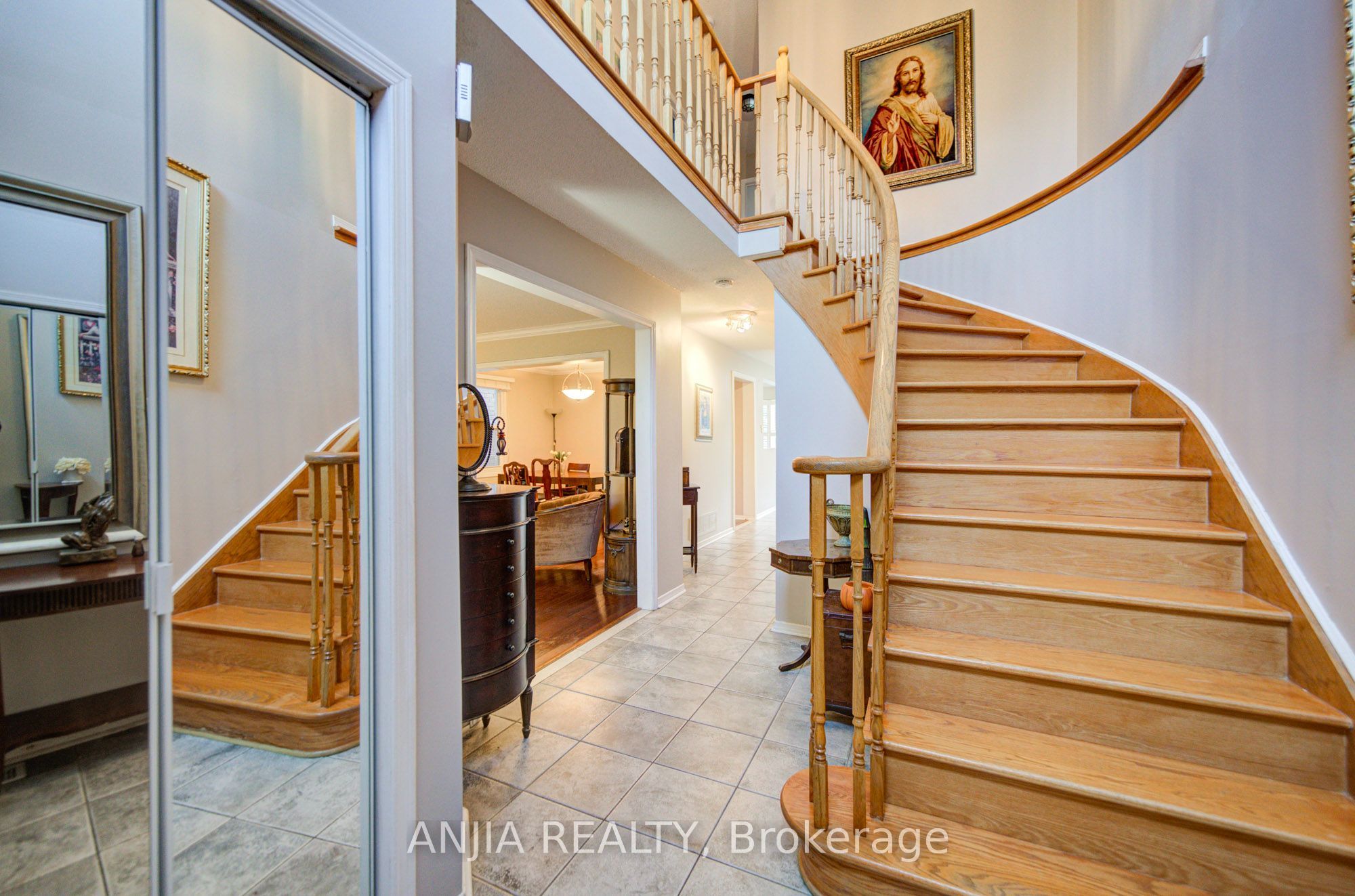 8 Millcroft Way Property Photo 5