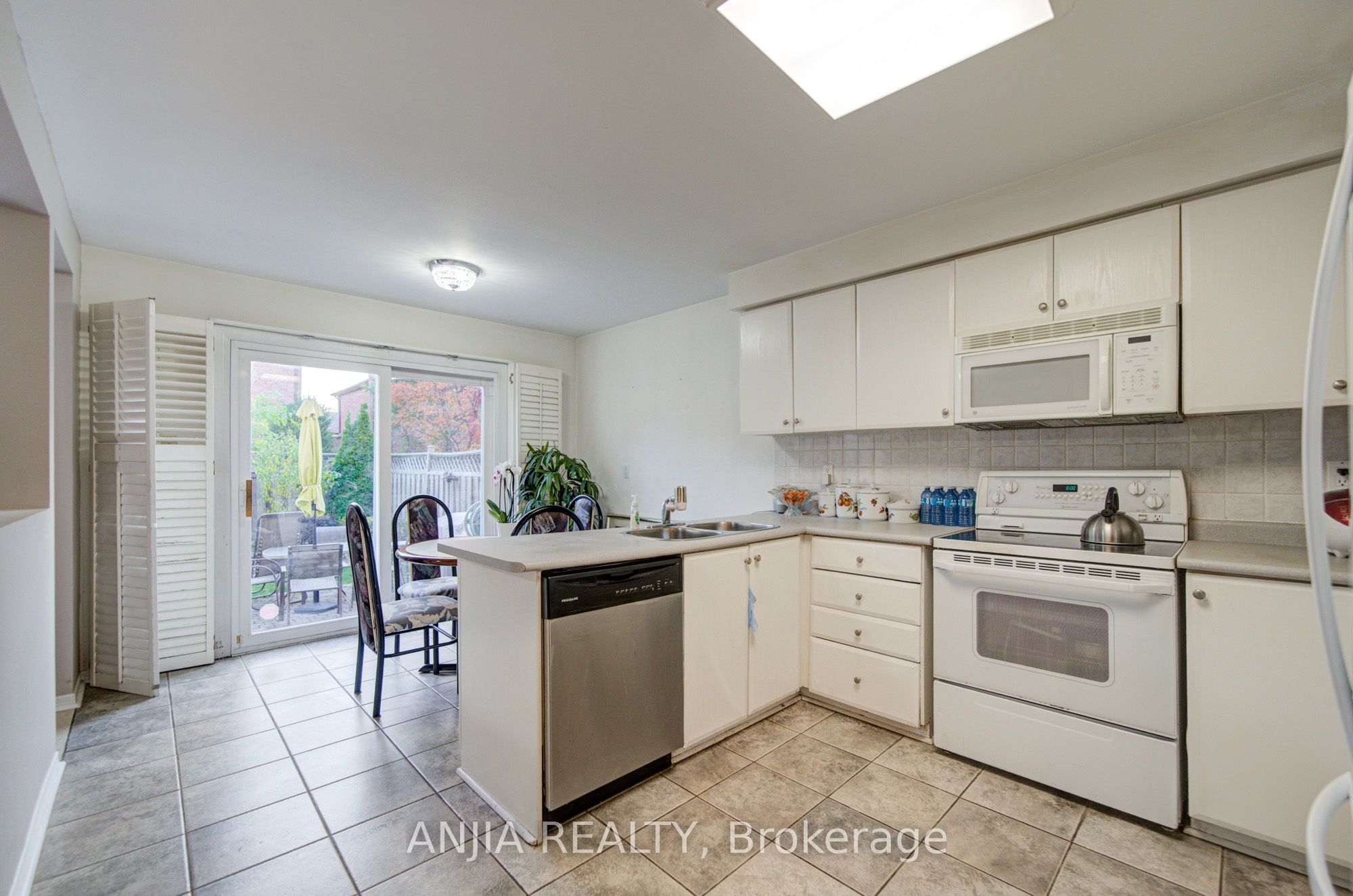 8 Millcroft Way Property Photo 12