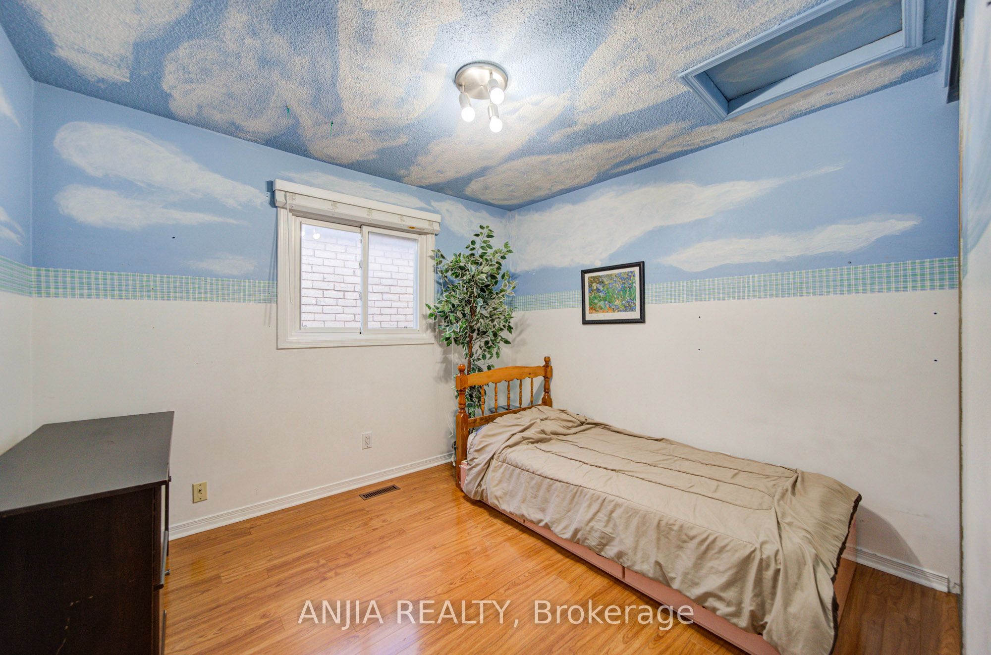 8 Millcroft Way Property Photo 27