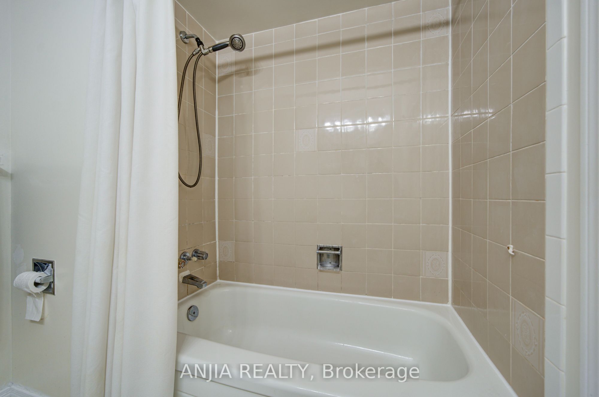 8 Millcroft Way Property Photo 30