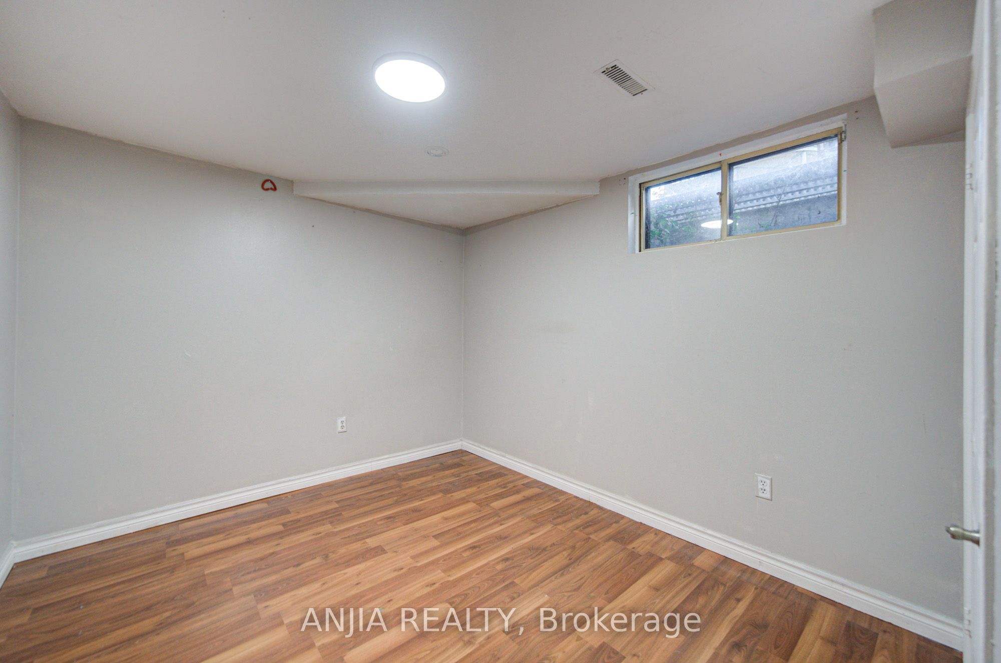 8 Millcroft Way Property Photo 46