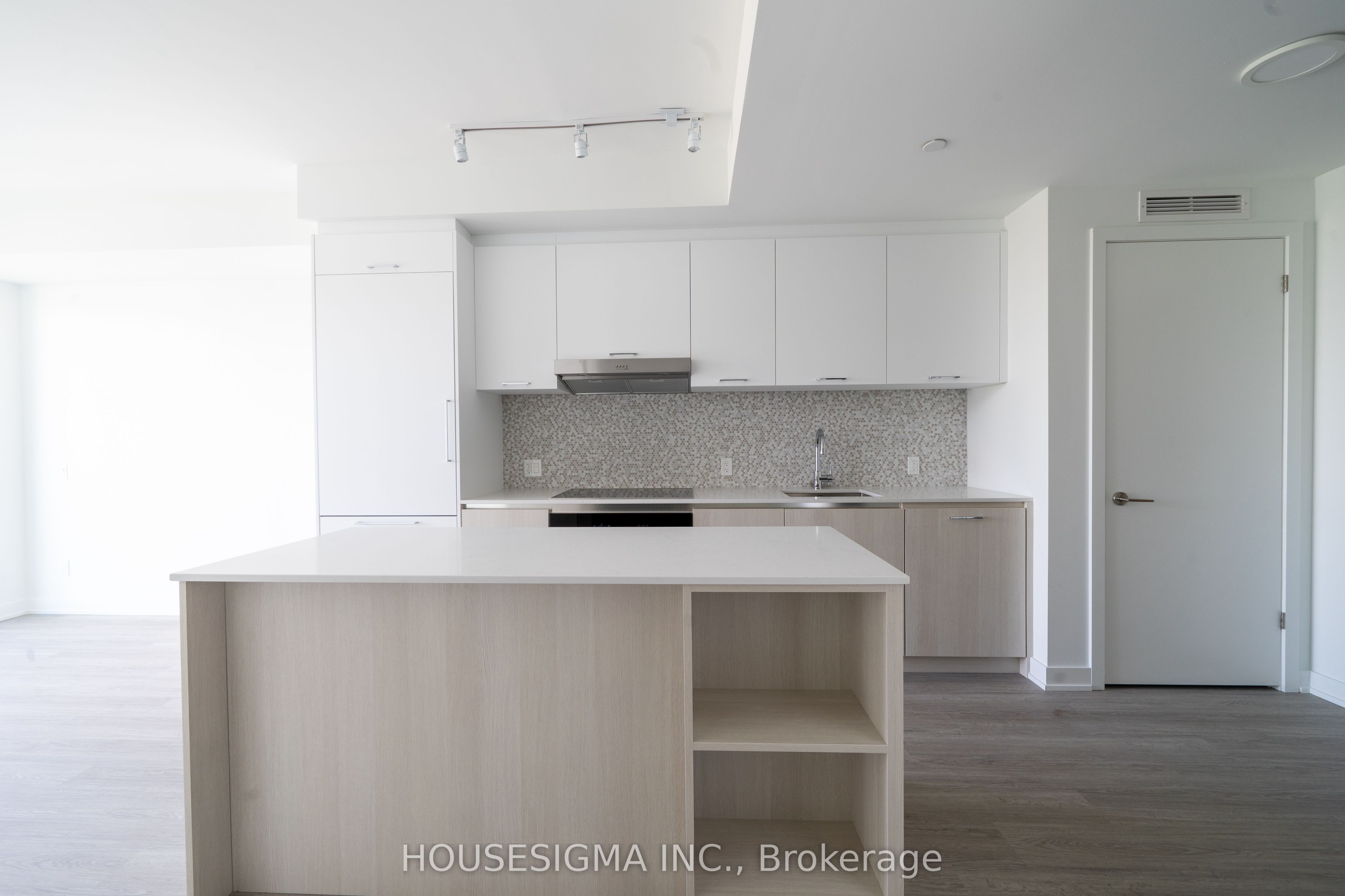 8188 Yonge Street 820 Property Photo 4
