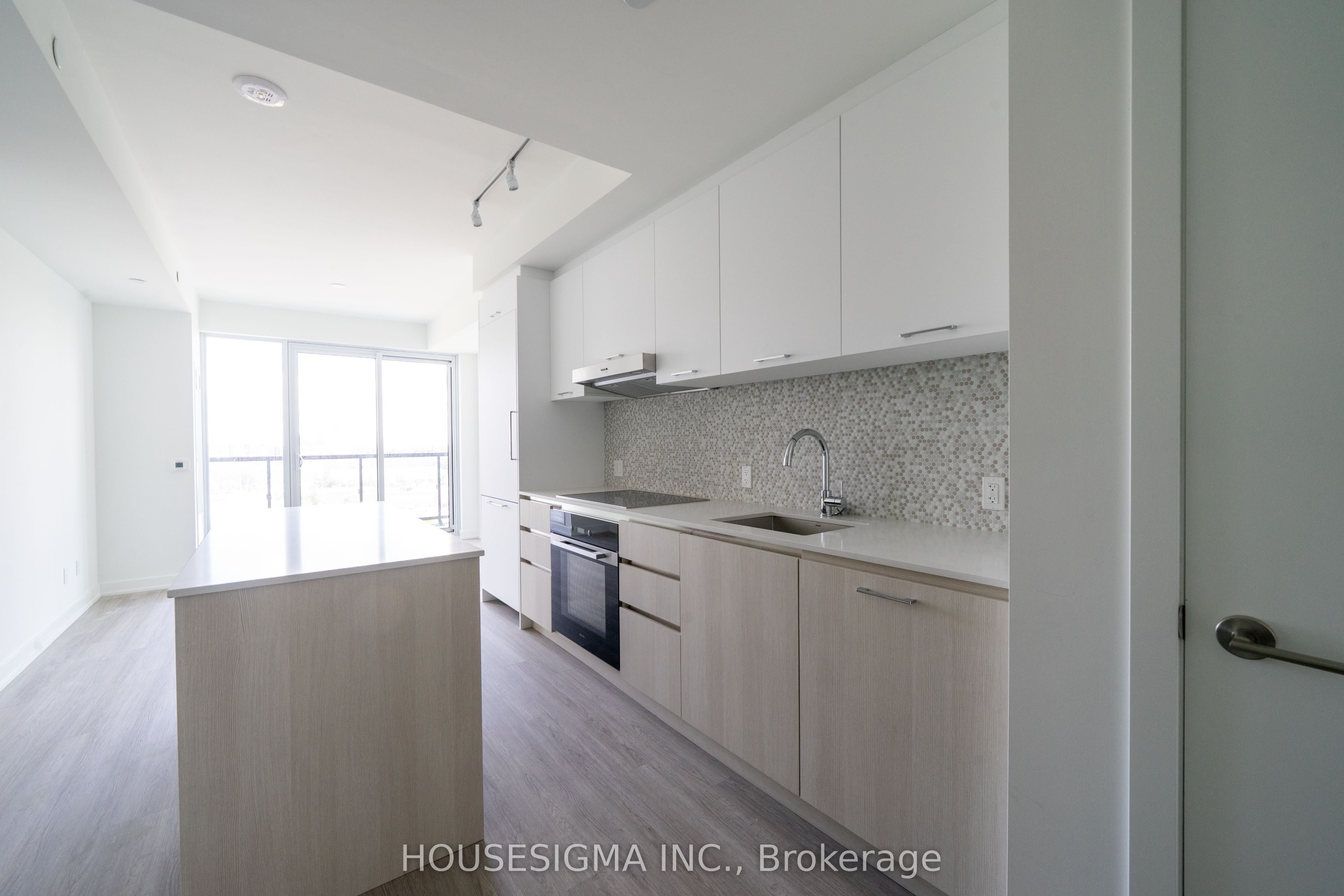 8188 Yonge Street 820 Property Photo 6