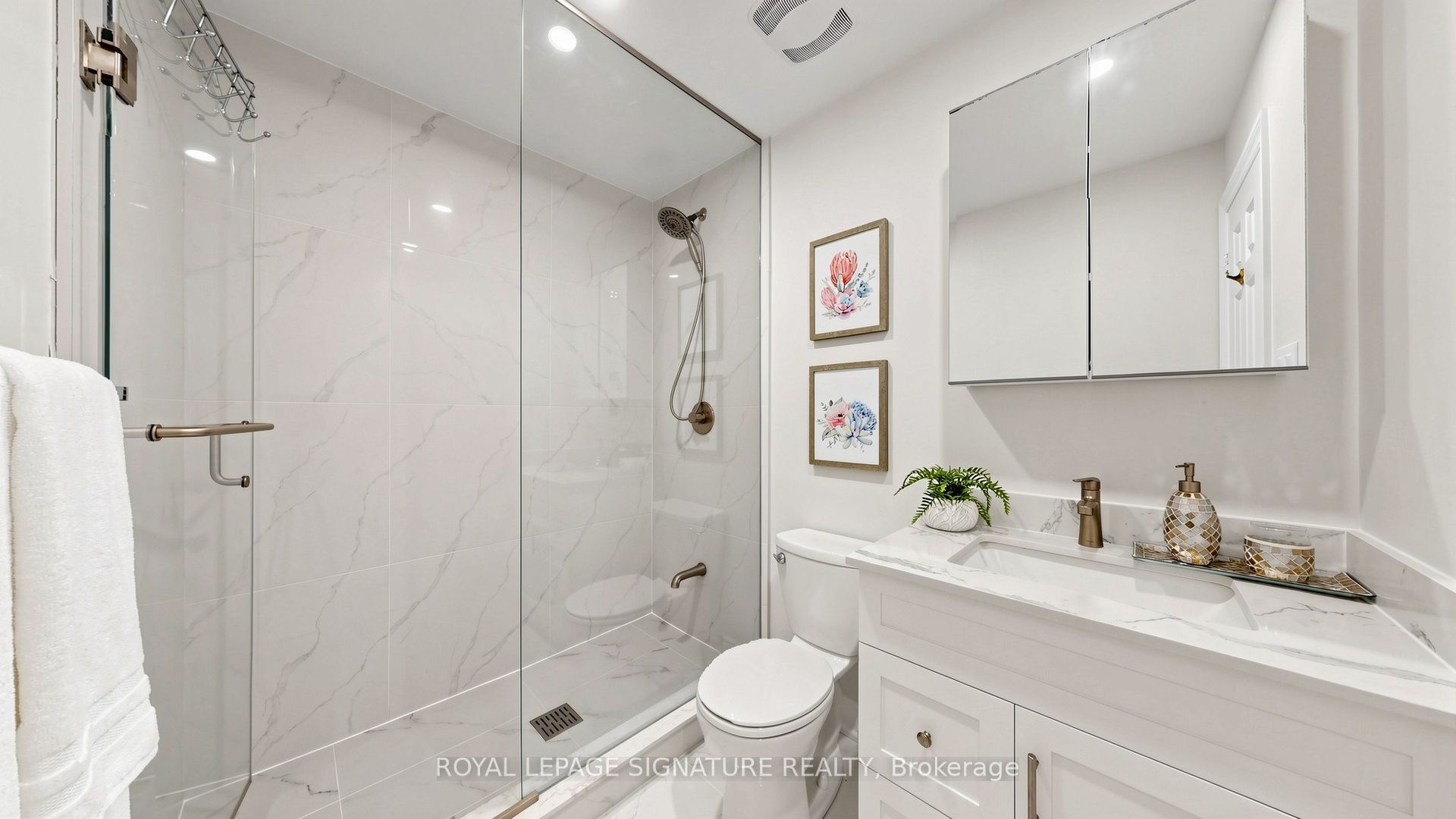 16 Meyer Circle Property Photo 8