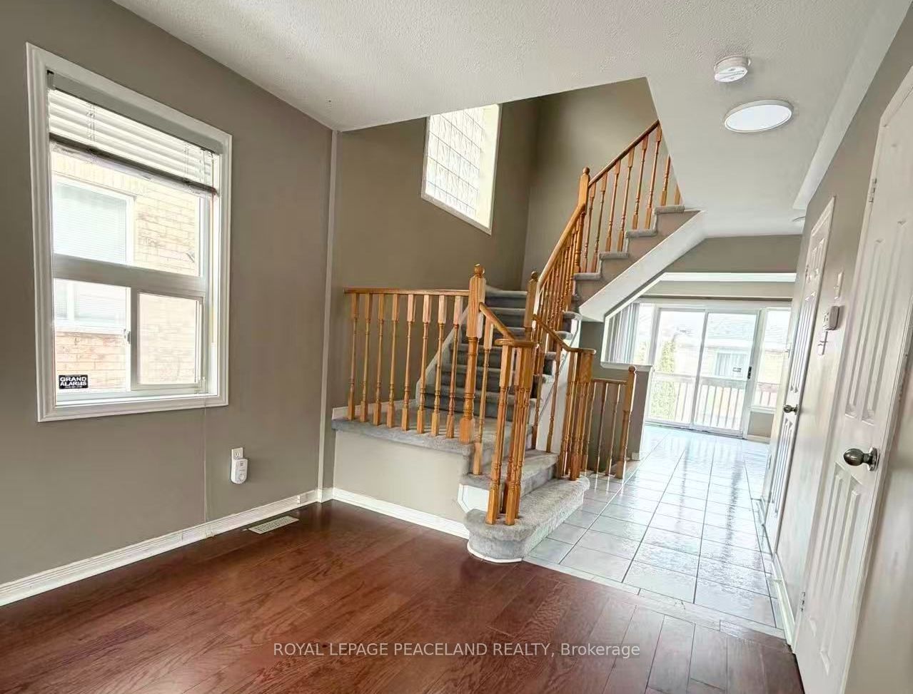367 Marble Place Upper Unit Property Photo 5