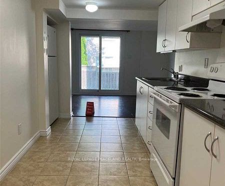 367 Marble Place W/o Bsmt Property Photo 4