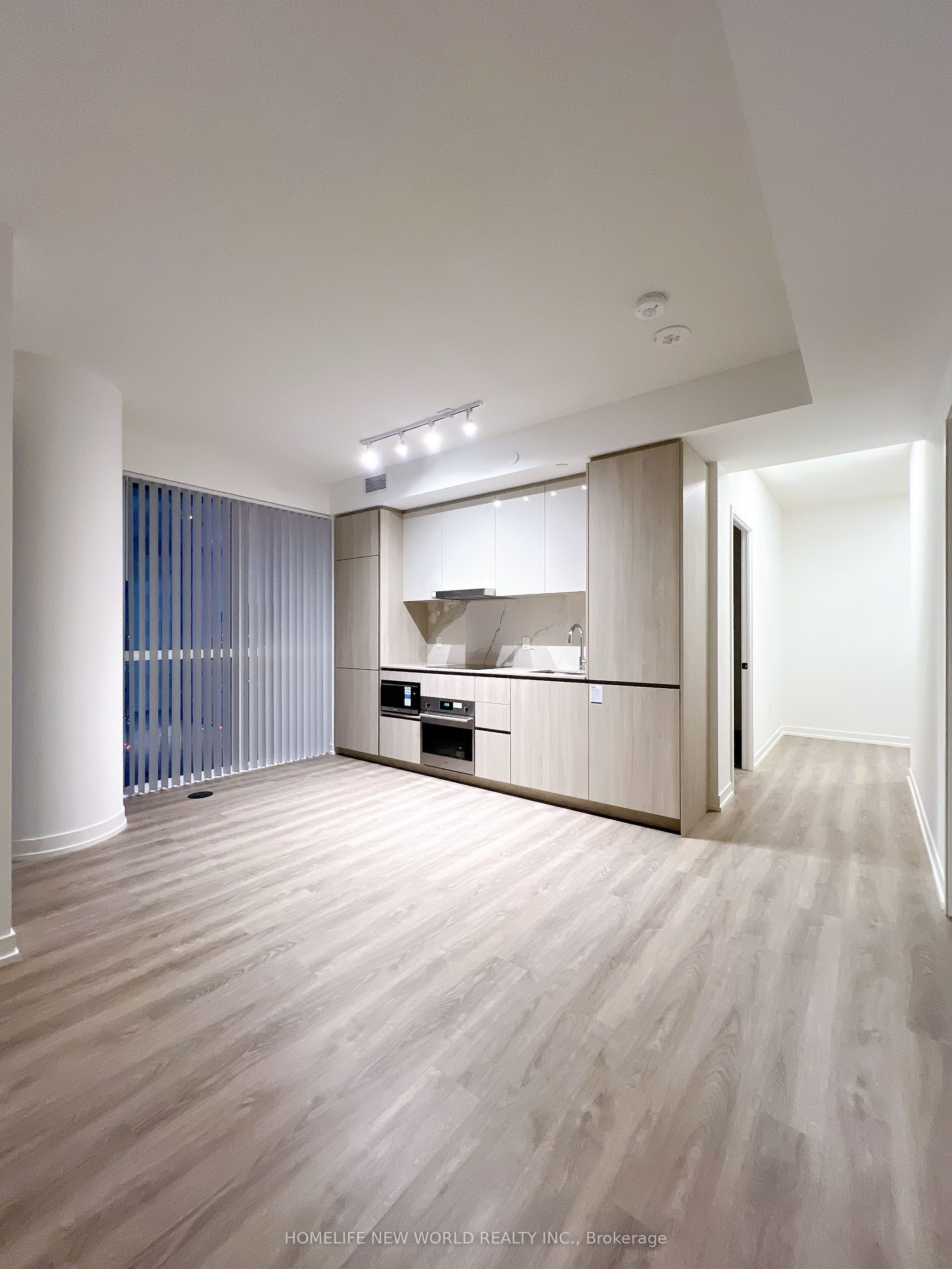 8 Interchange Way 1112 Property Photo 4