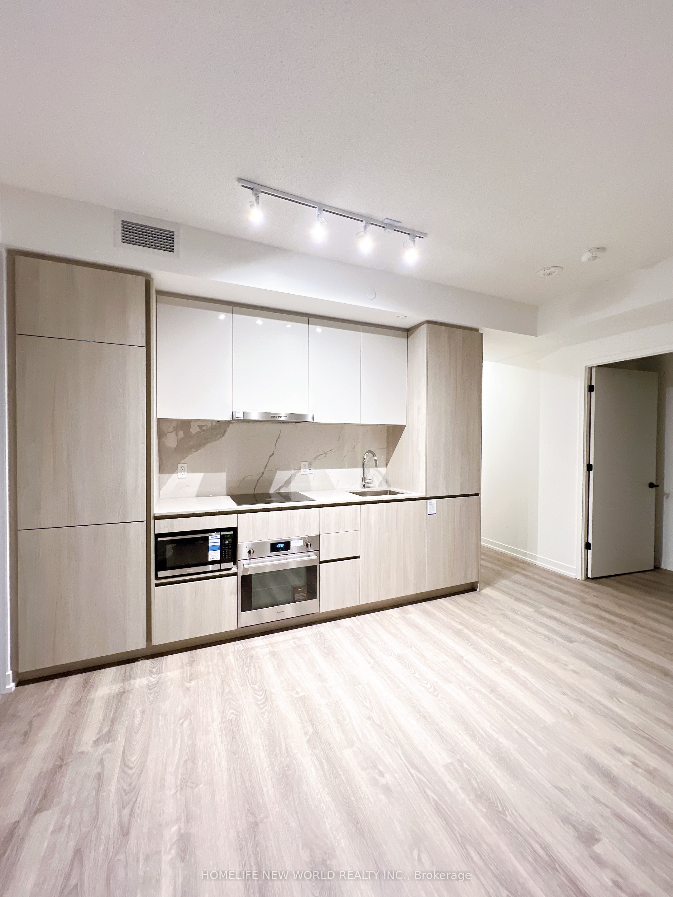 8 Interchange Way 1112 Property Photo 5