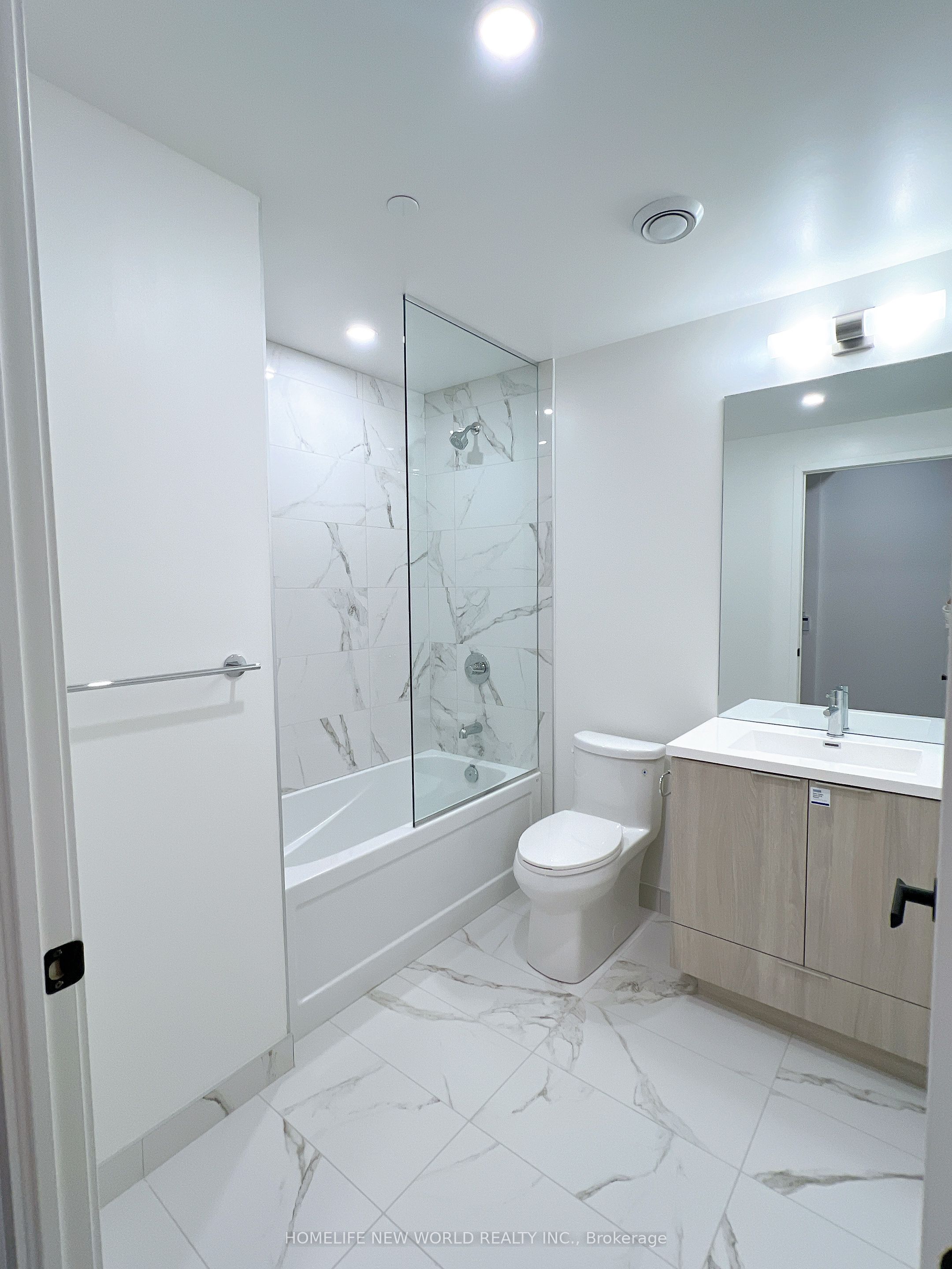 8 Interchange Way 1112 Property Photo 10