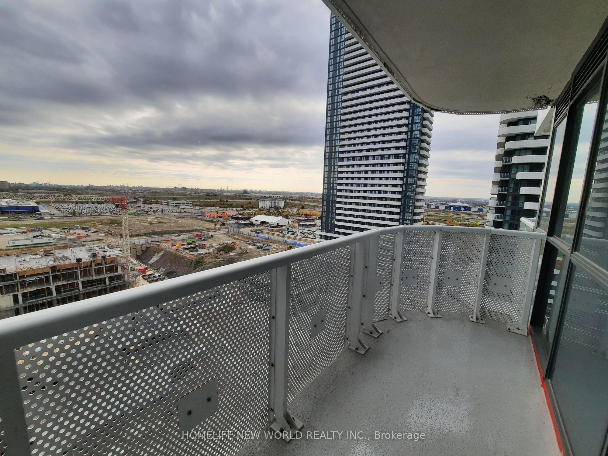 8 Interchange Way 1112 Property Photo 13