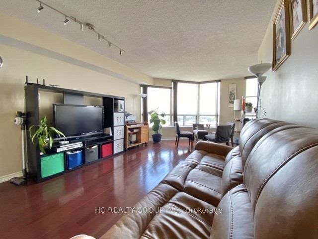 9015 Leslie Street 710 Property Photo 1