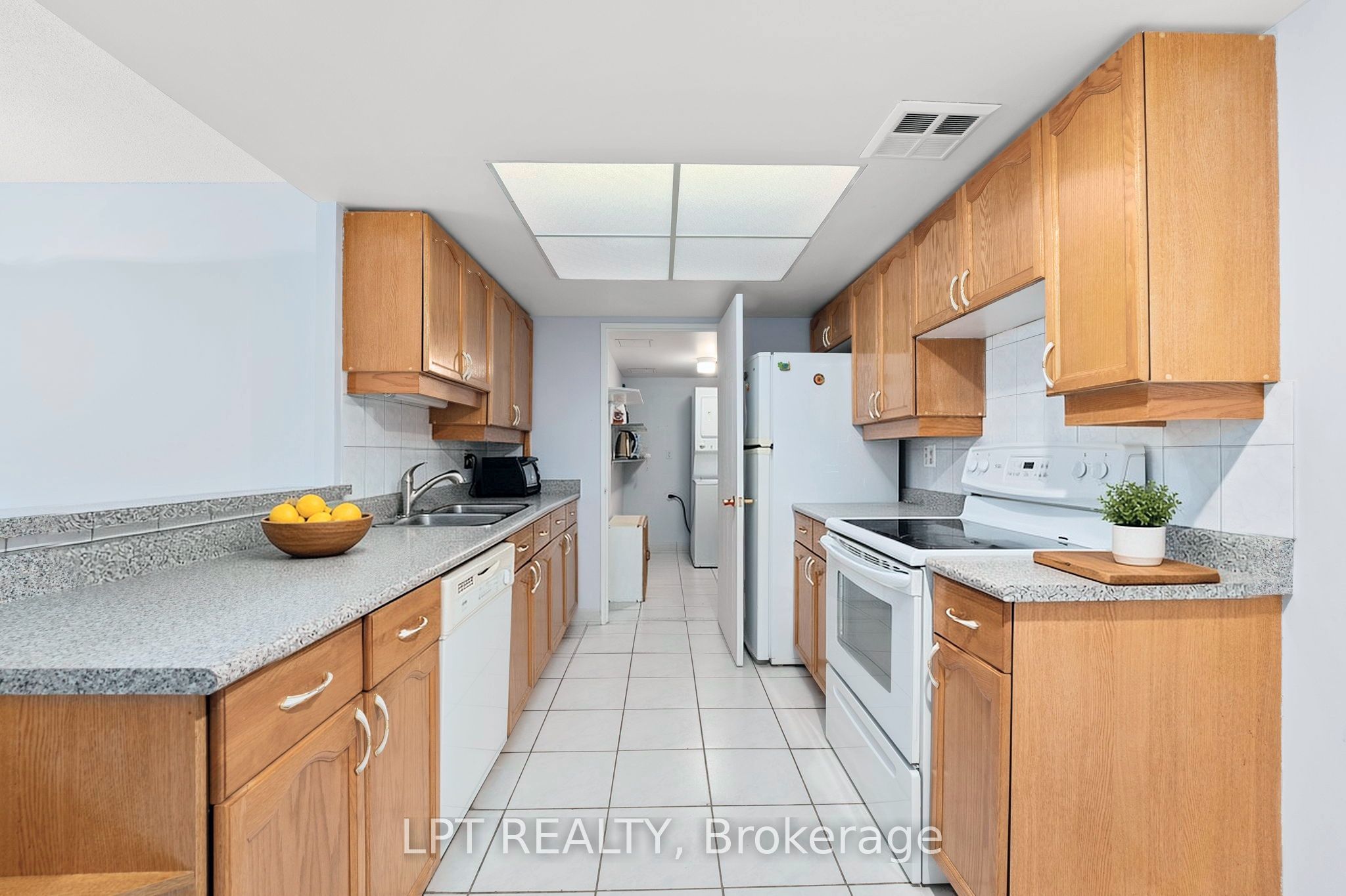 32 Clarissa Drive 521 Property Photo 6