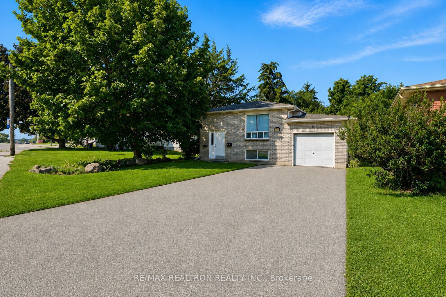 414 The Queensway Road S Property Photo 1